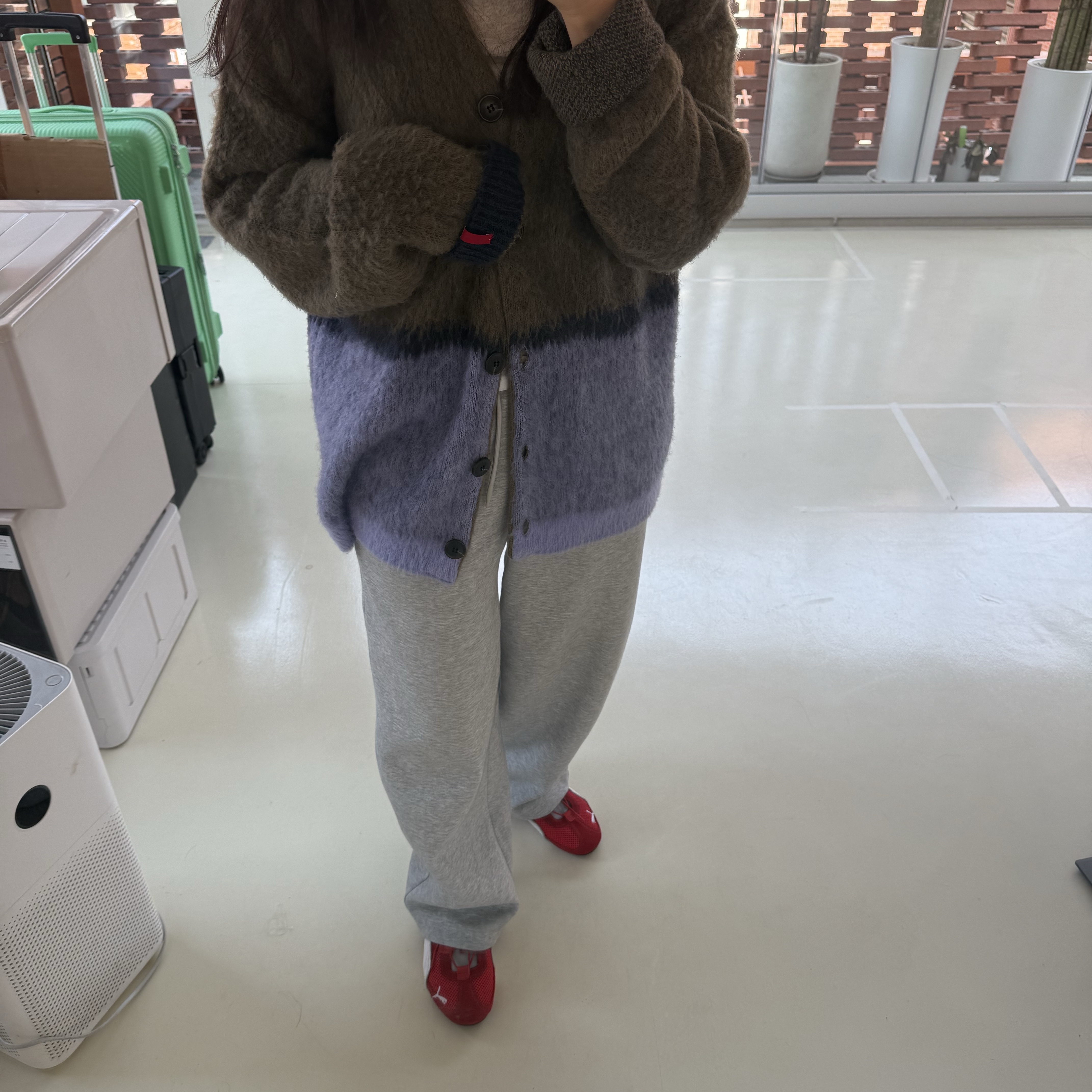 GONHEE LAY KNIT CARDIGAN_Khaki 착용 스타일