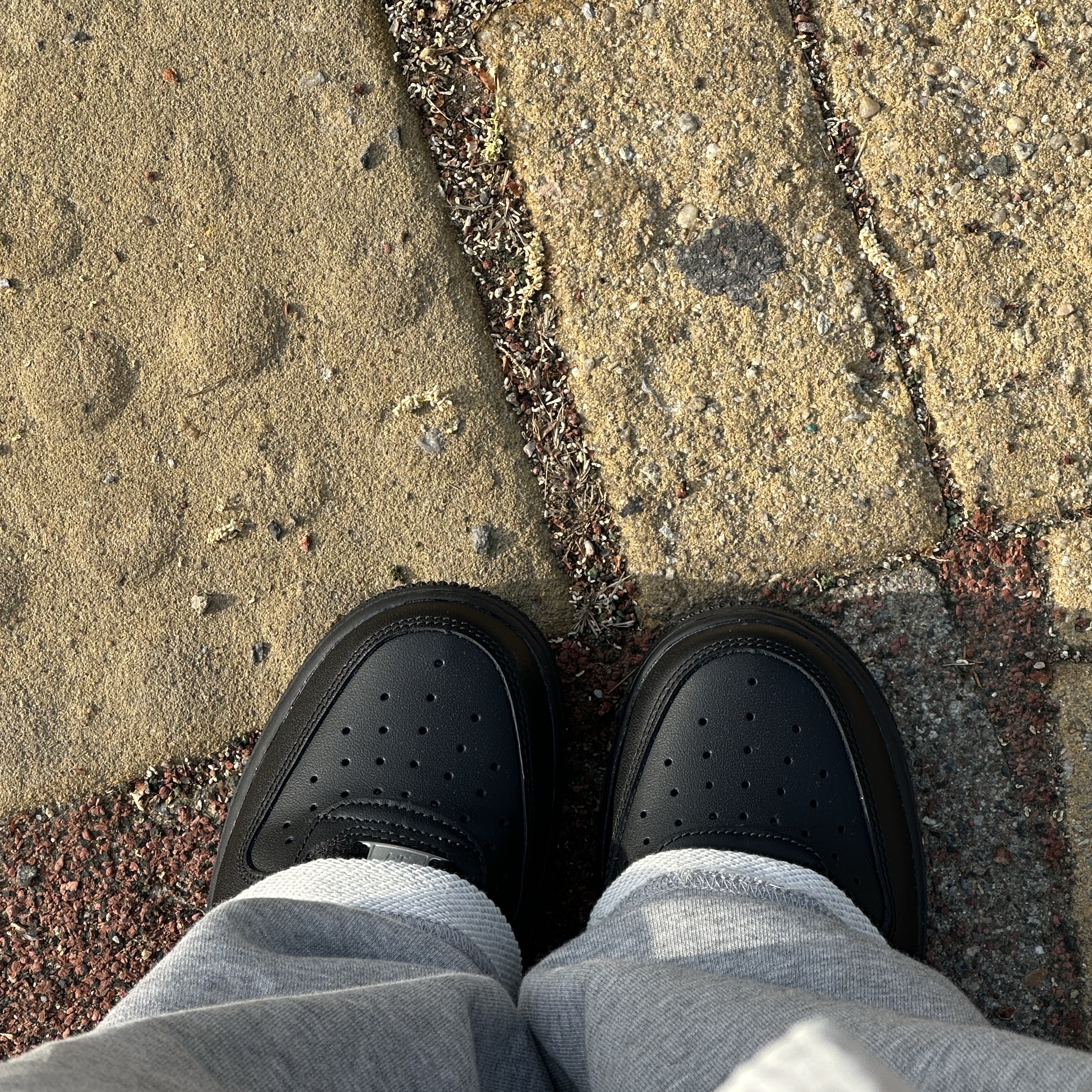 (W) Nike Air Force 1 '07 Low Triple Black 착용 스타일