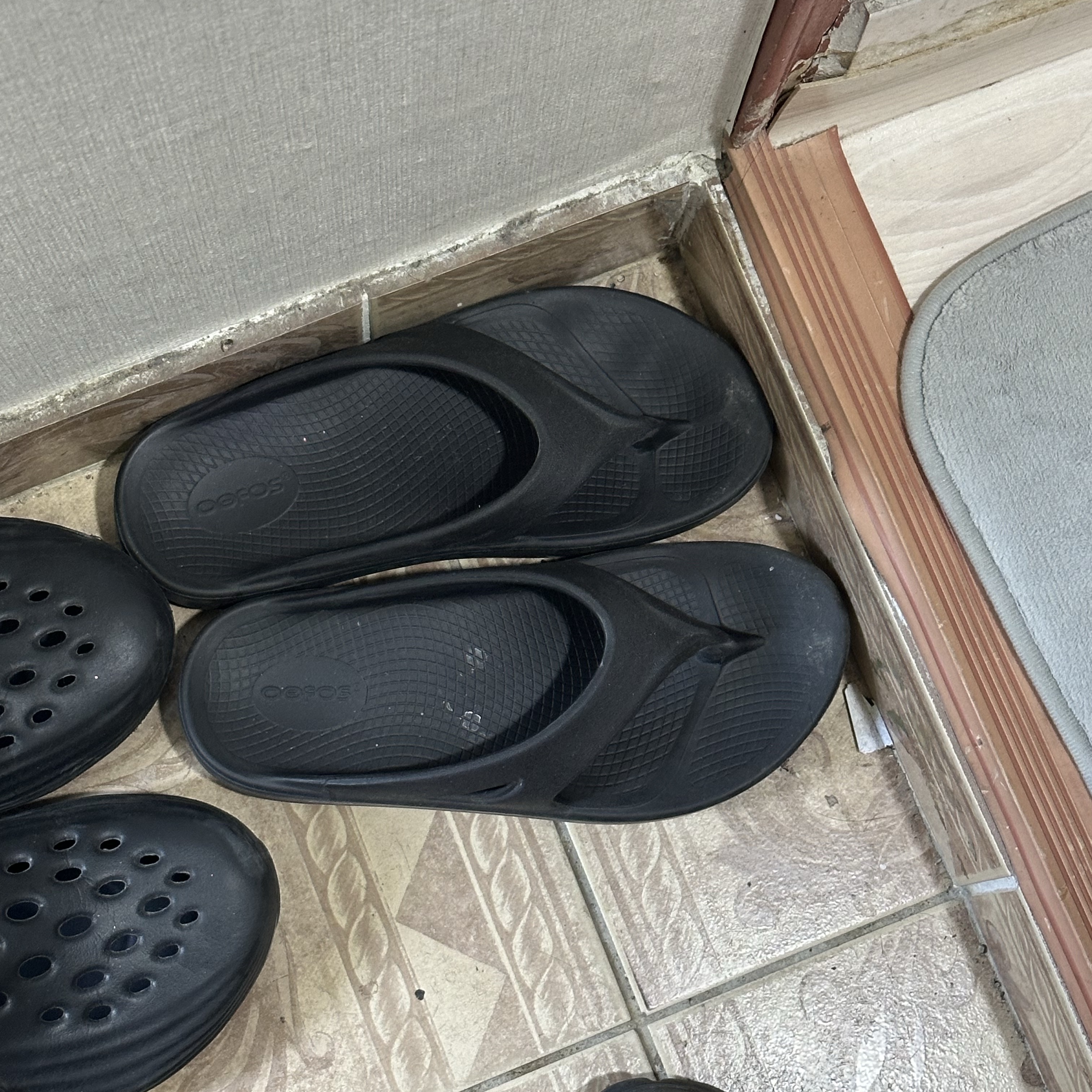 Oofos OOriginal Black 착용 스타일