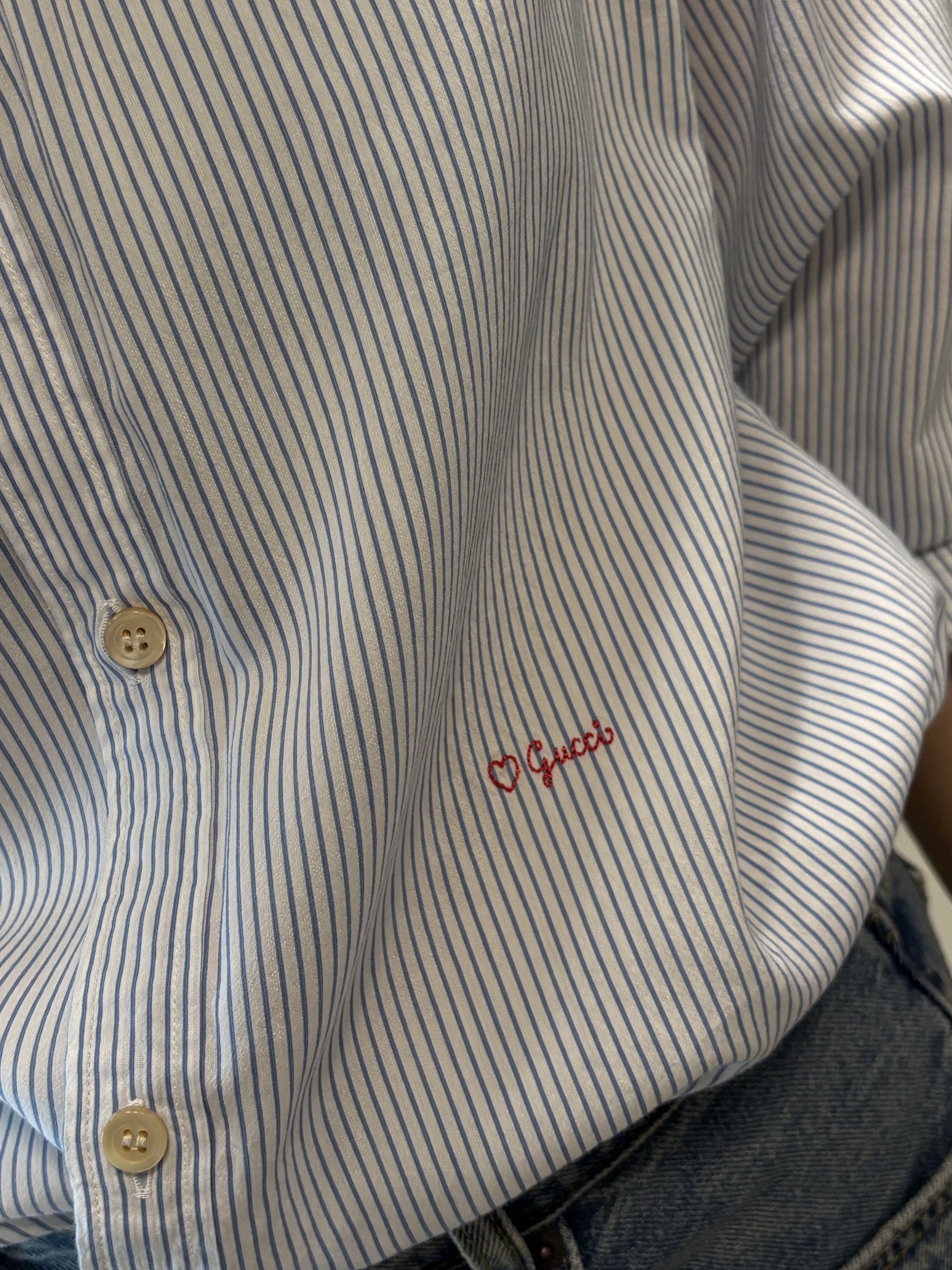 Gucci Striped Viscose Blend Shirt White Light Blue, (W) Prada Shuffle Antiqued Leather Boat Shoes Black 착용 스타일 - 2