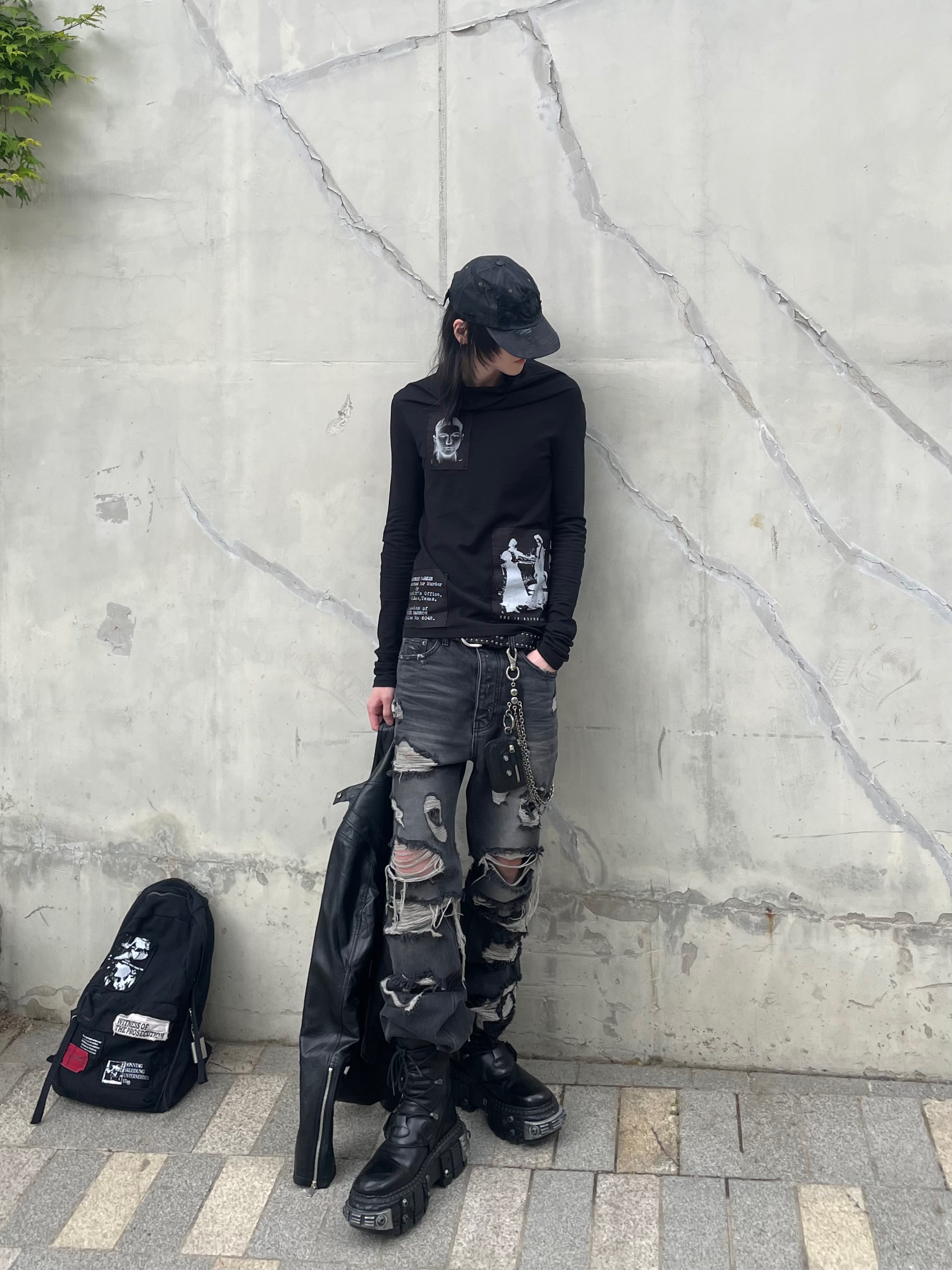 Sundayoffclub Bonnie & Clyde Roll-Neck T-Shirt Black, Undermycar Angel Ring Destroyed Slim Flare Jeans Light Blue 착용 스타일 - 1