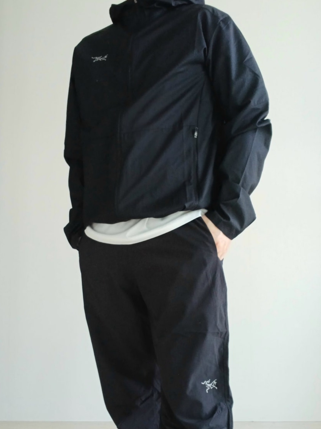 Arc'teryx Incendo Airshell Hoody Black, Arc'teryx Incendo Pants Black 착용 스타일 - 2