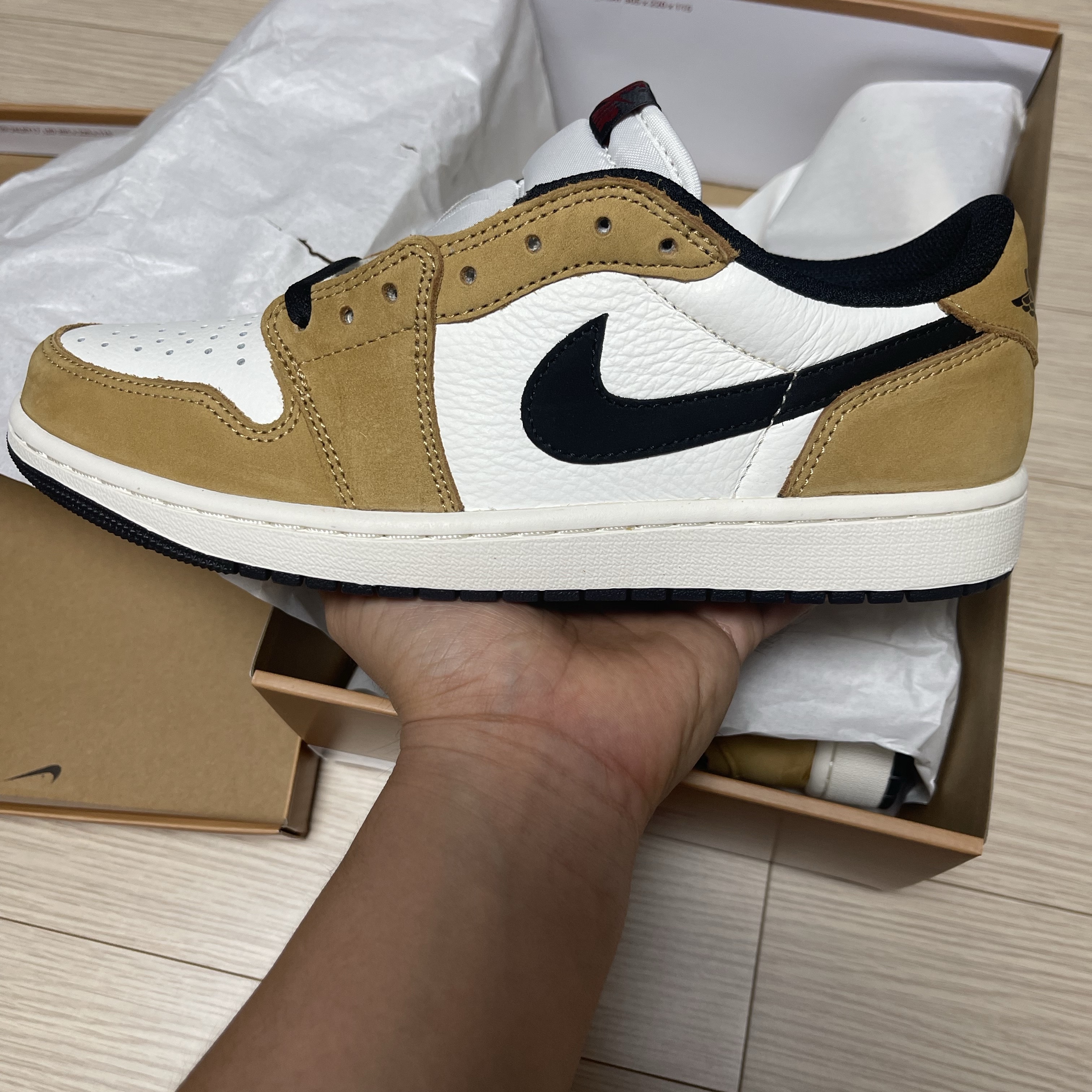 Jordan 1 Low OG Sail and Golden Harvest 착용 스타일 - 1