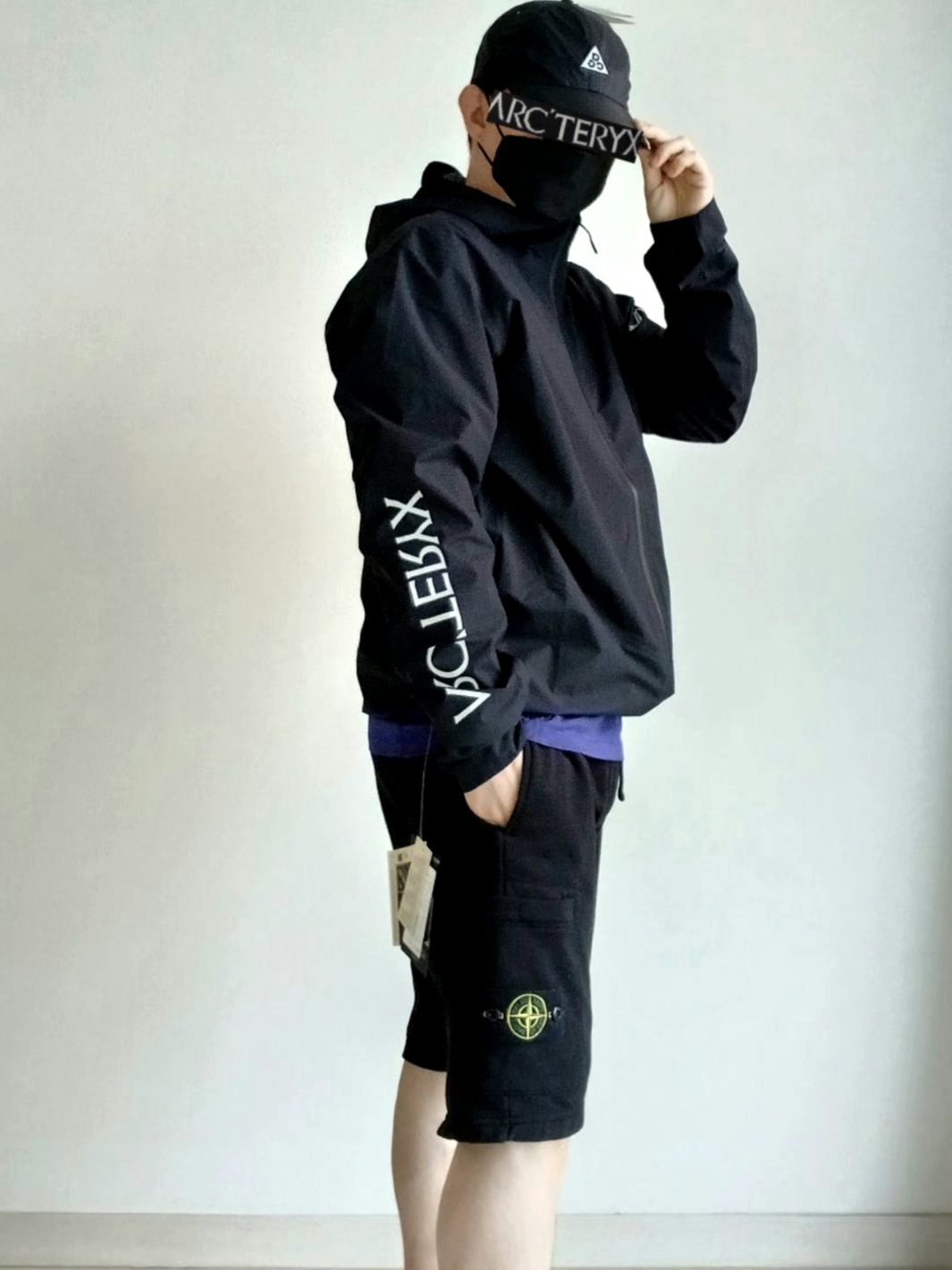 Stone Island 6200012 Organic Cotton Fleece Pocket Details Cargo Bermuda Shorts Black - 25SS, Stone Island 6200012 Organic Cotton Fleece Pocket Details Cargo Bermuda Shorts Charcoal Grey - 25SS 착용 스타일 - 2