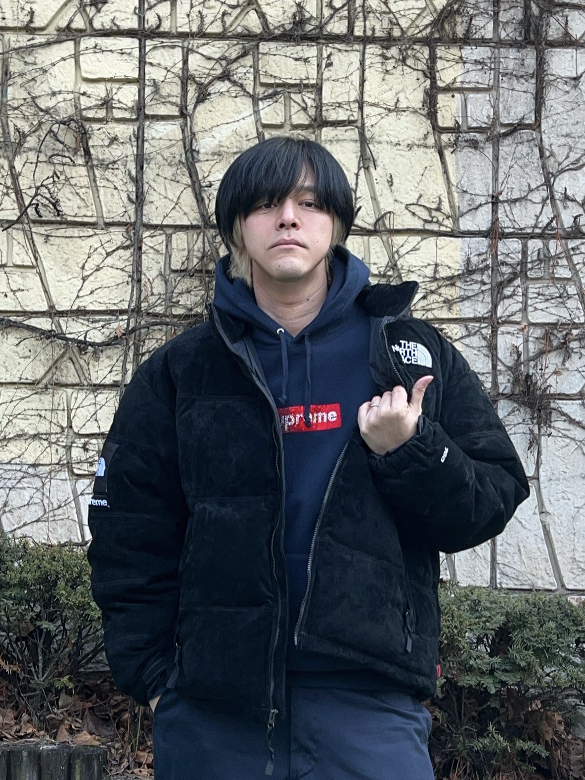 Supreme x The North Face Suede Nuptse Jacket Black - 23FW, Supreme Swarovski Box Logo Hooded Sweatshirt Navy - 19SS 착용 스타일 - 3