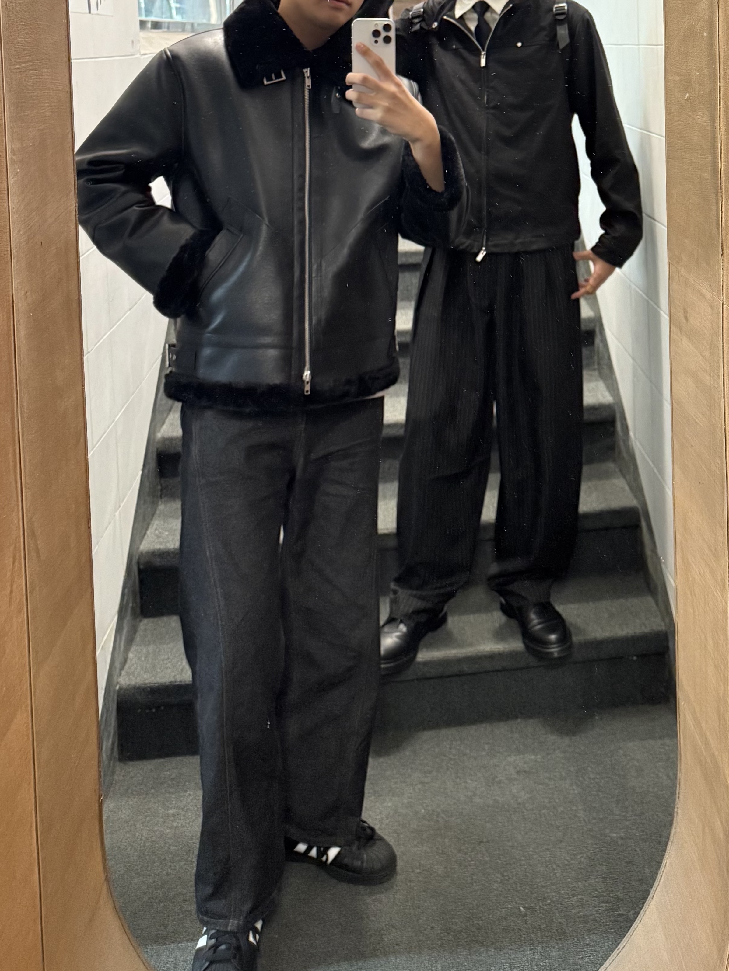 Dr. Martens 1461 Mono Black, Suade Two Tuck Stripe Slacks Black 착용 스타일 - 2