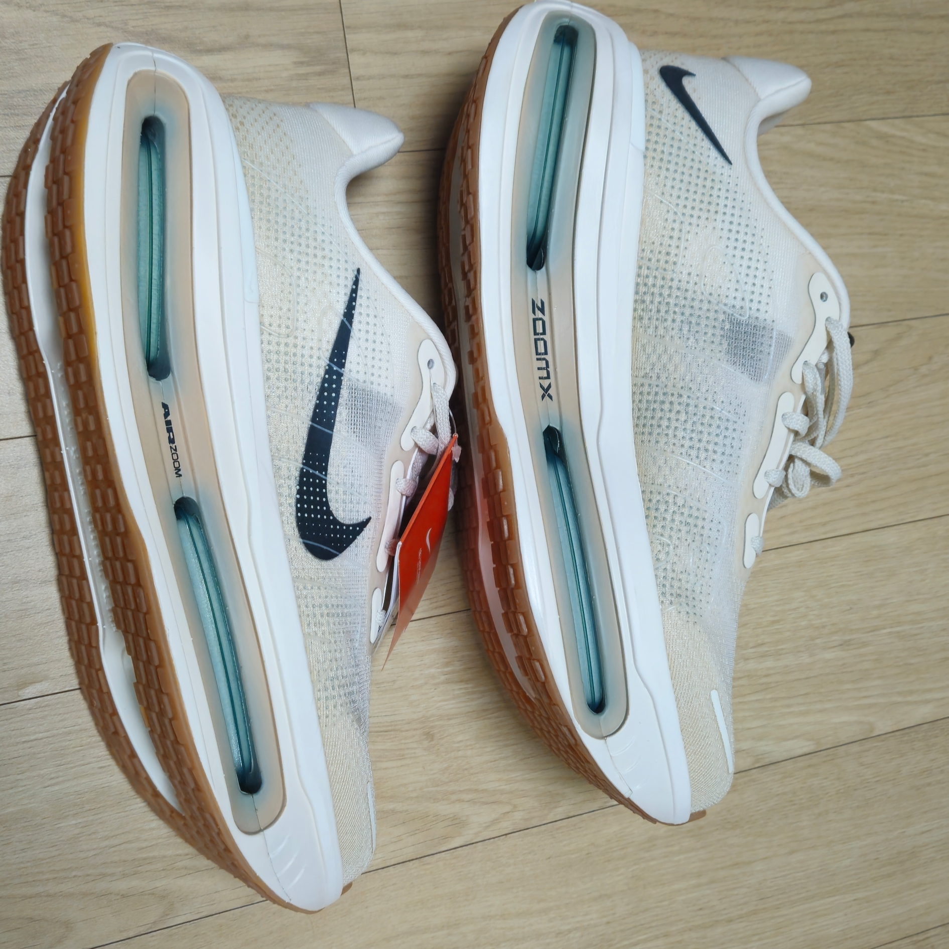 Nike Vomero Premium Pale Ivory Sand Drift 착용 스타일 - 2