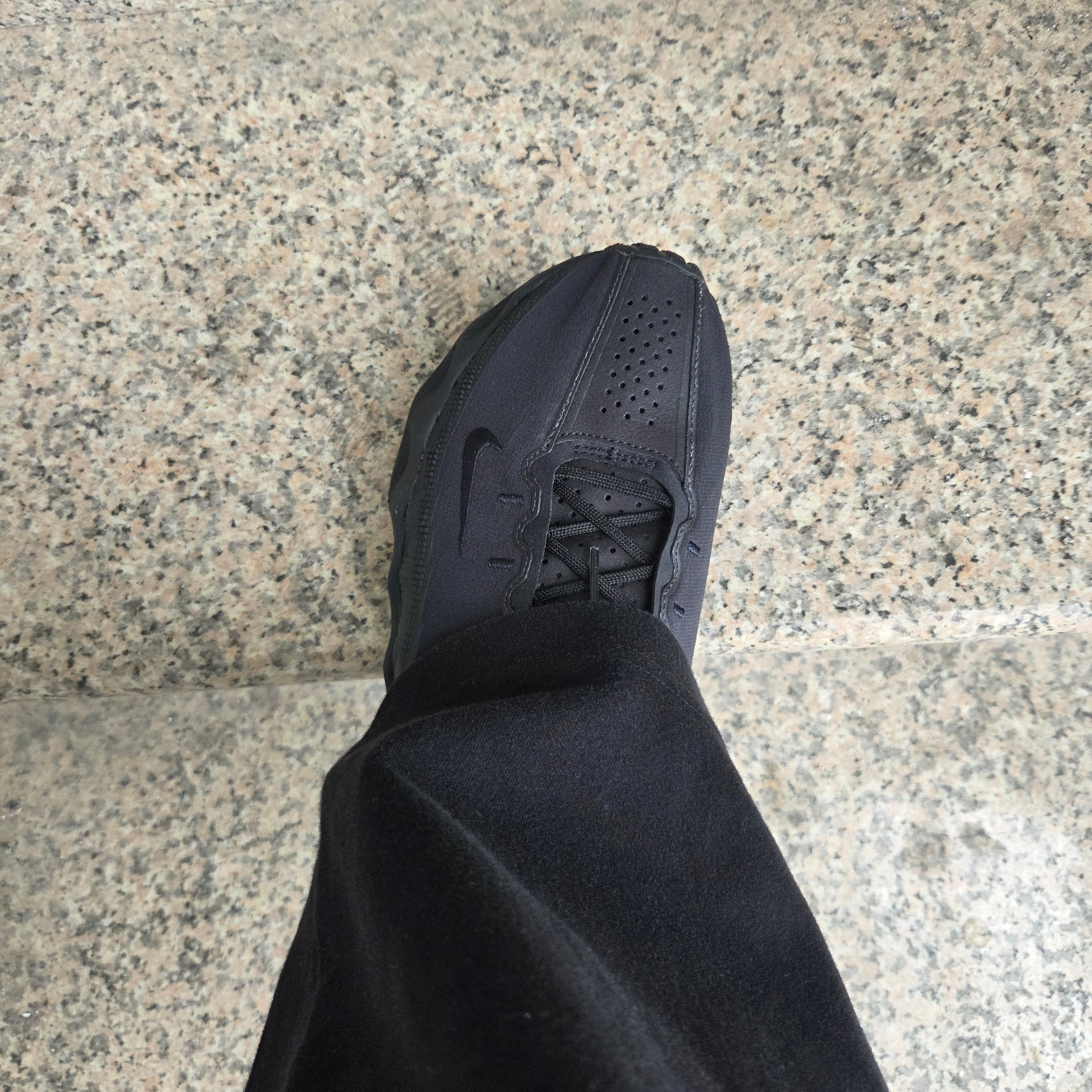 Nike Ava Rover Black Anthracite 착용 스타일 - 2