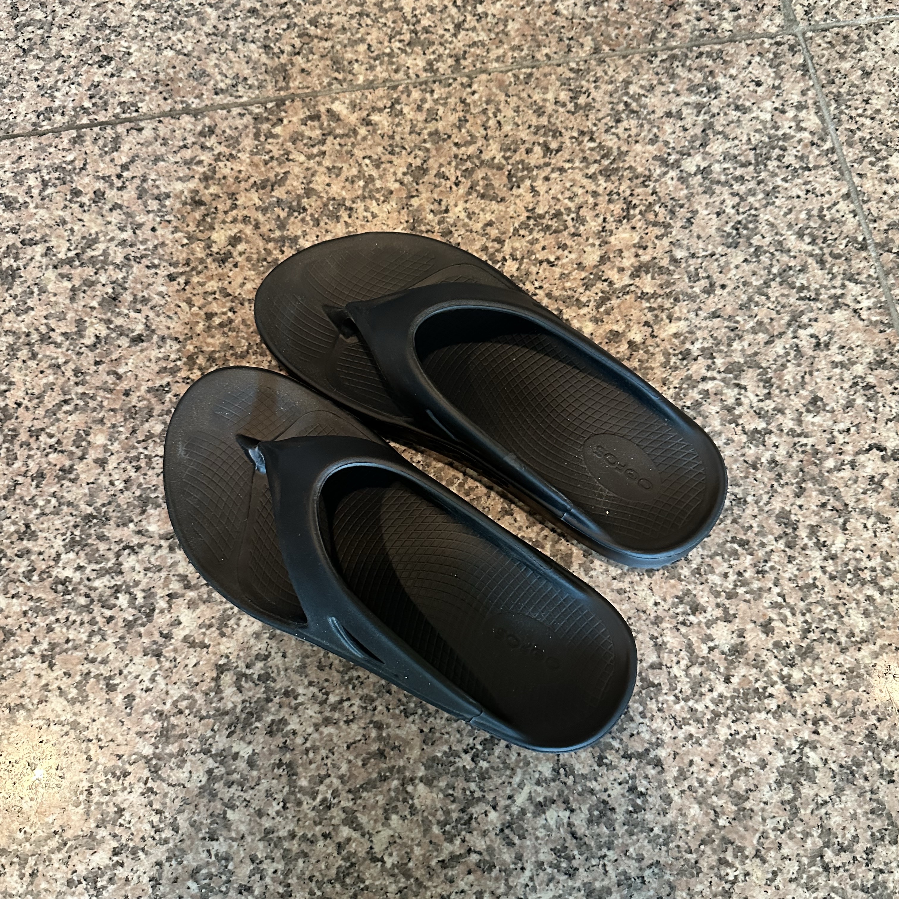 Oofos OOriginal Black 착용 스타일