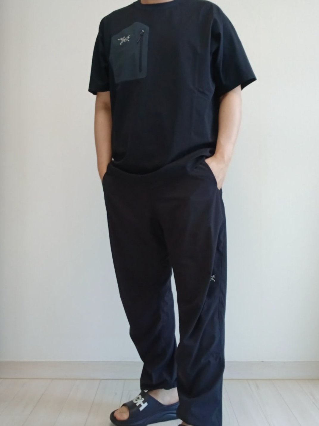 Arc'teryx Konseal Pocket SS T-Shirt Black Grey, Arc'teryx Konseal Pocket T-Shirt Black Grey 착용 스타일 - 2