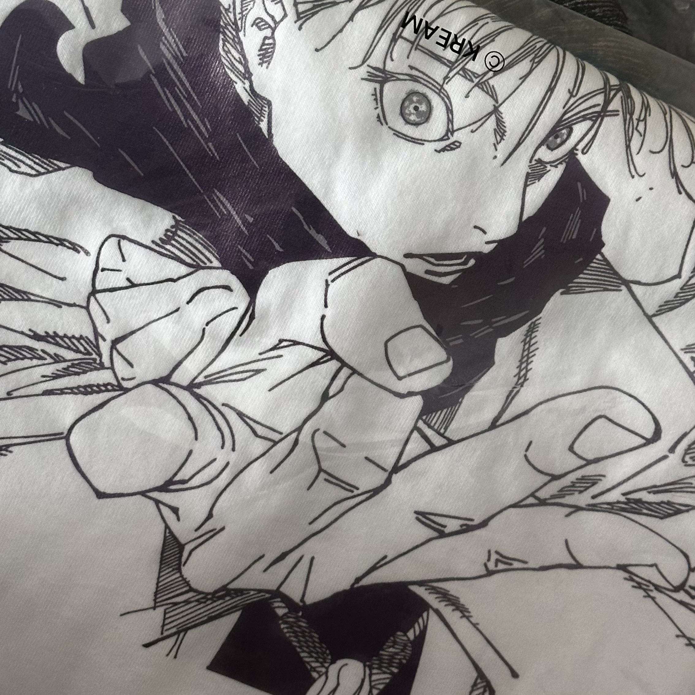 Uniqlo UT Shueisha 100th Anniversary Jujutsu Kaisen T-Shirt White, Uniqlo UT x Berserk Manga Curation Graphic T-Shirt A White 착용 스타일 - 1