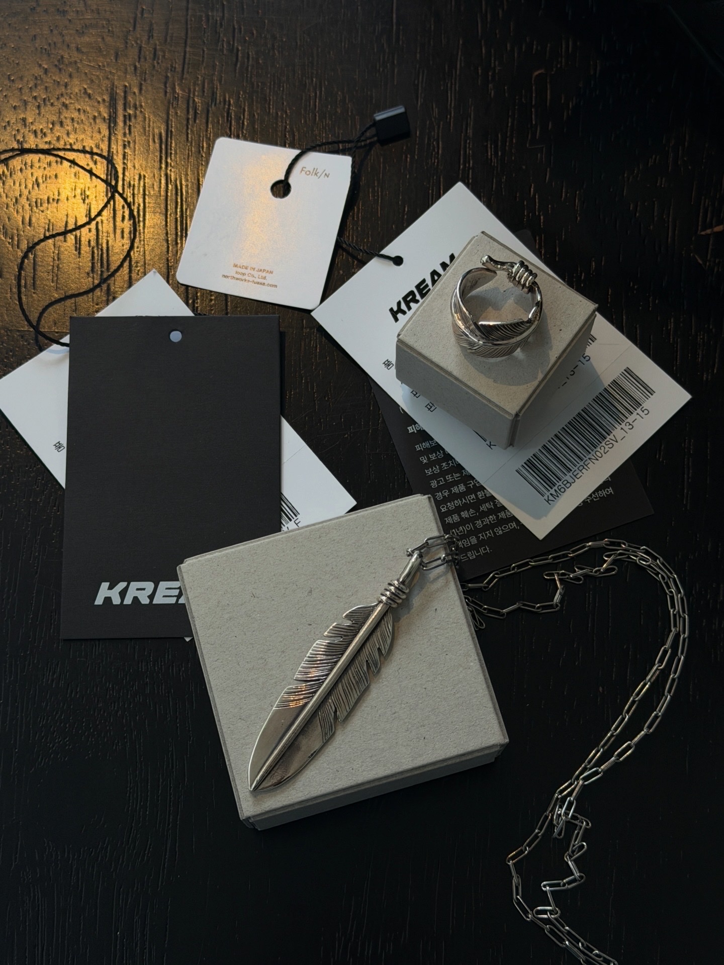[KREAM 단독] Folk/N Feather Ring Silver - 26SS, [KREAM 단독] Folk/N Feather Necklace Silver - 26SS 착용 스타일 - 4