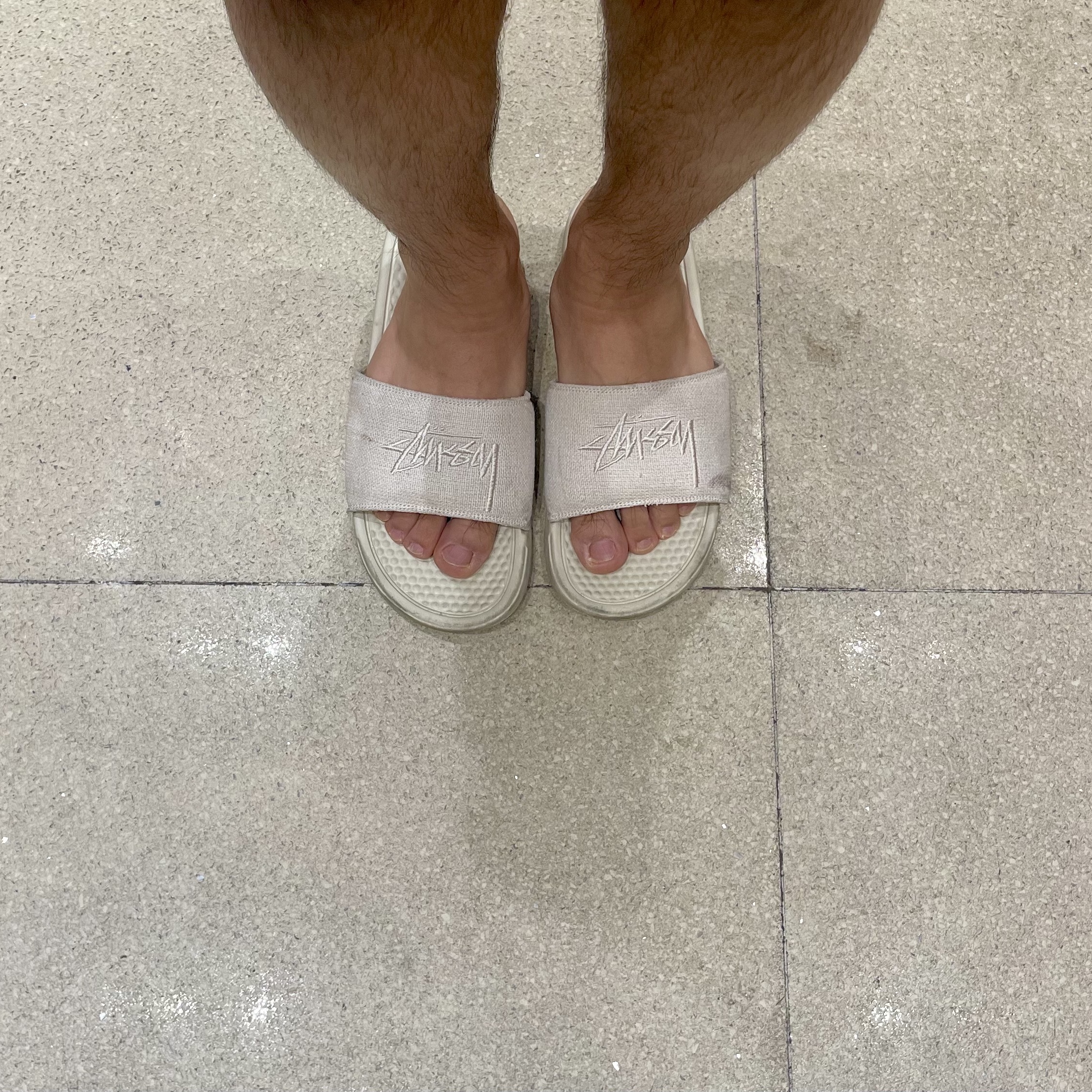 Nike x Stussy Benassi Hemp Slide Fossil Stone 착용 스타일