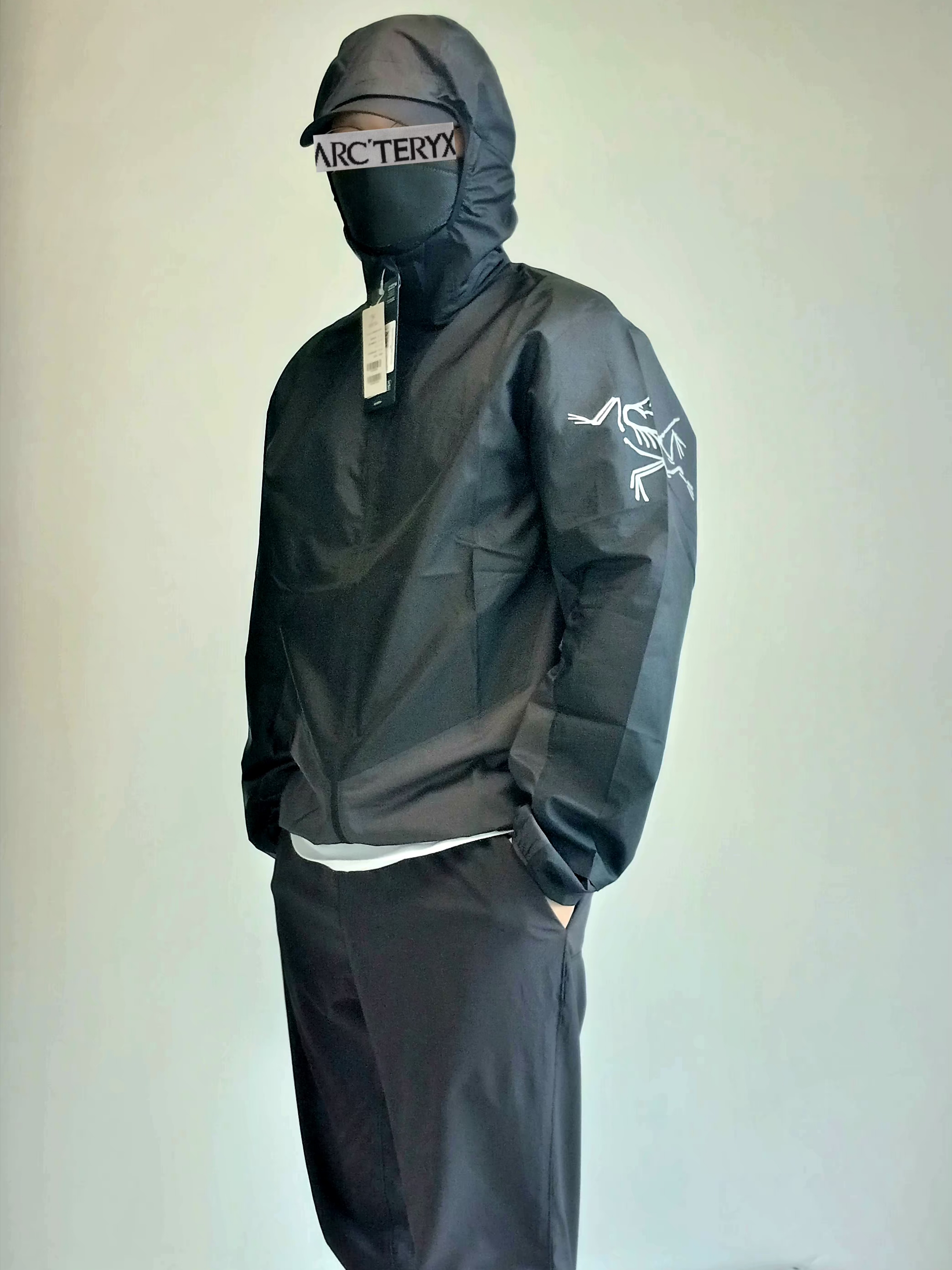 Patagonia Terrebonne Joggers Black, Arc'teryx Kragg SL Cotton Bird Word SS T-Shirt White Light Black 착용 스타일 - 2
