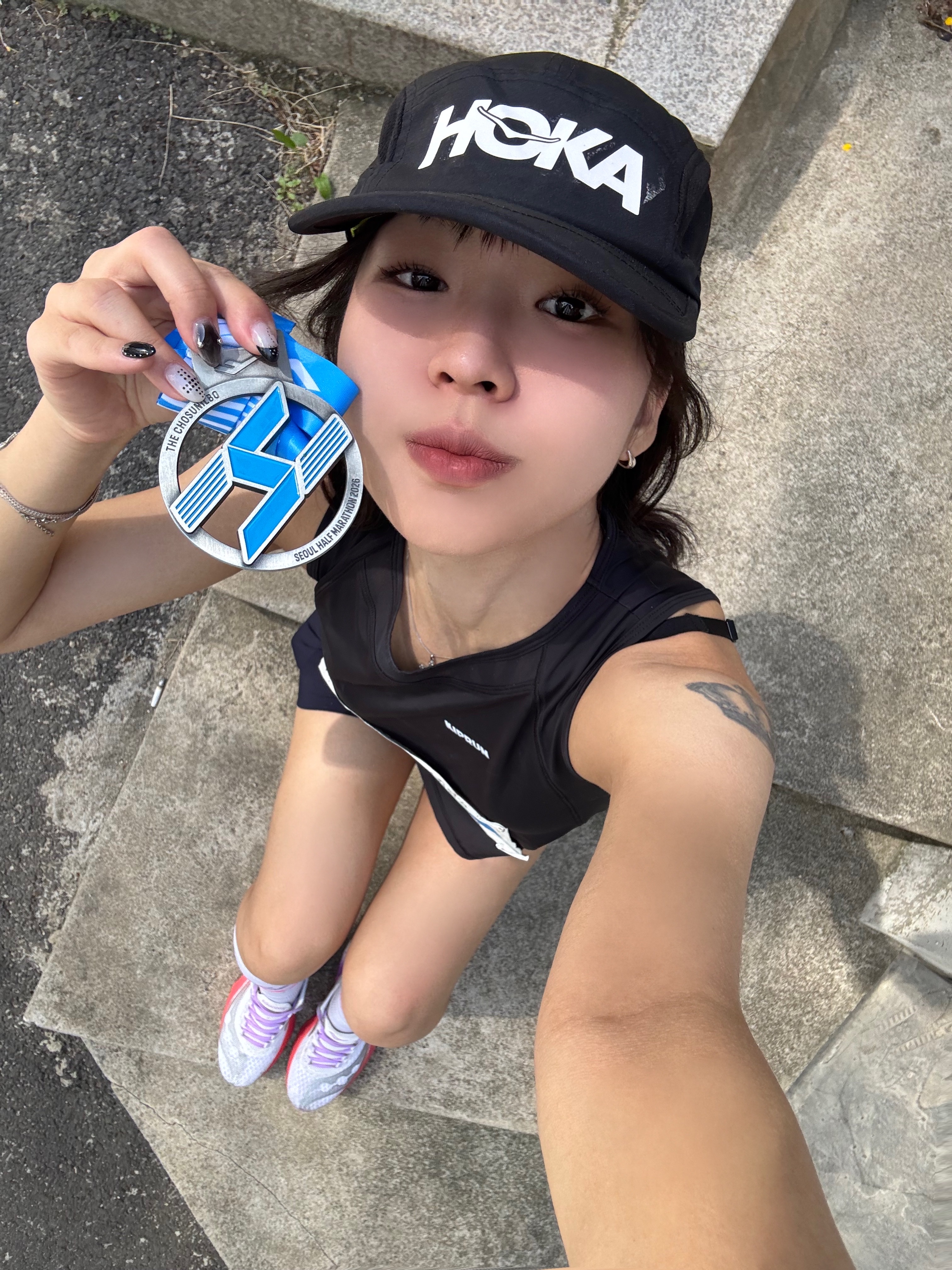 Hoka Run Hat Black 착용 스타일