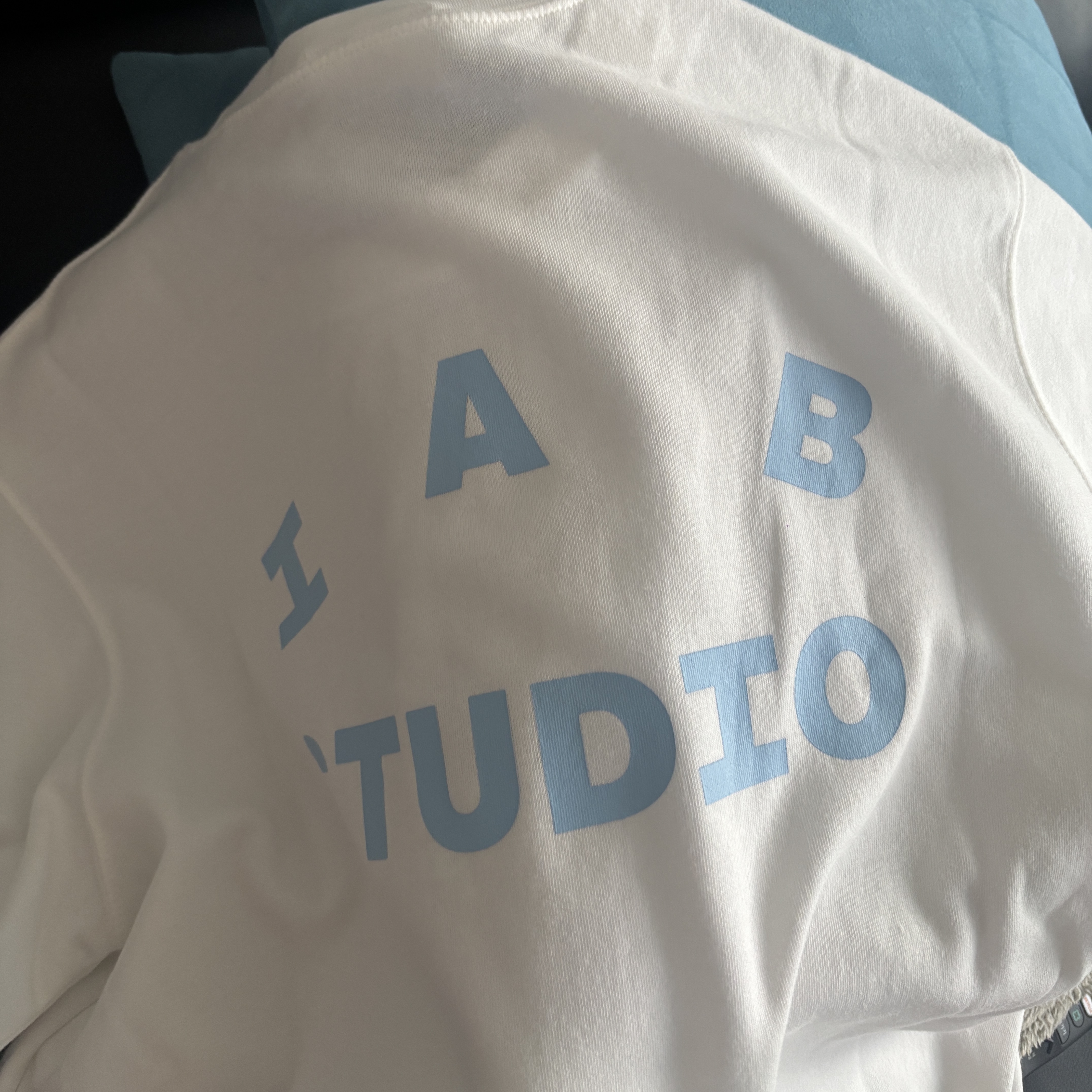 IAB Studio T-Shirt White Sky Blue 착용 스타일
