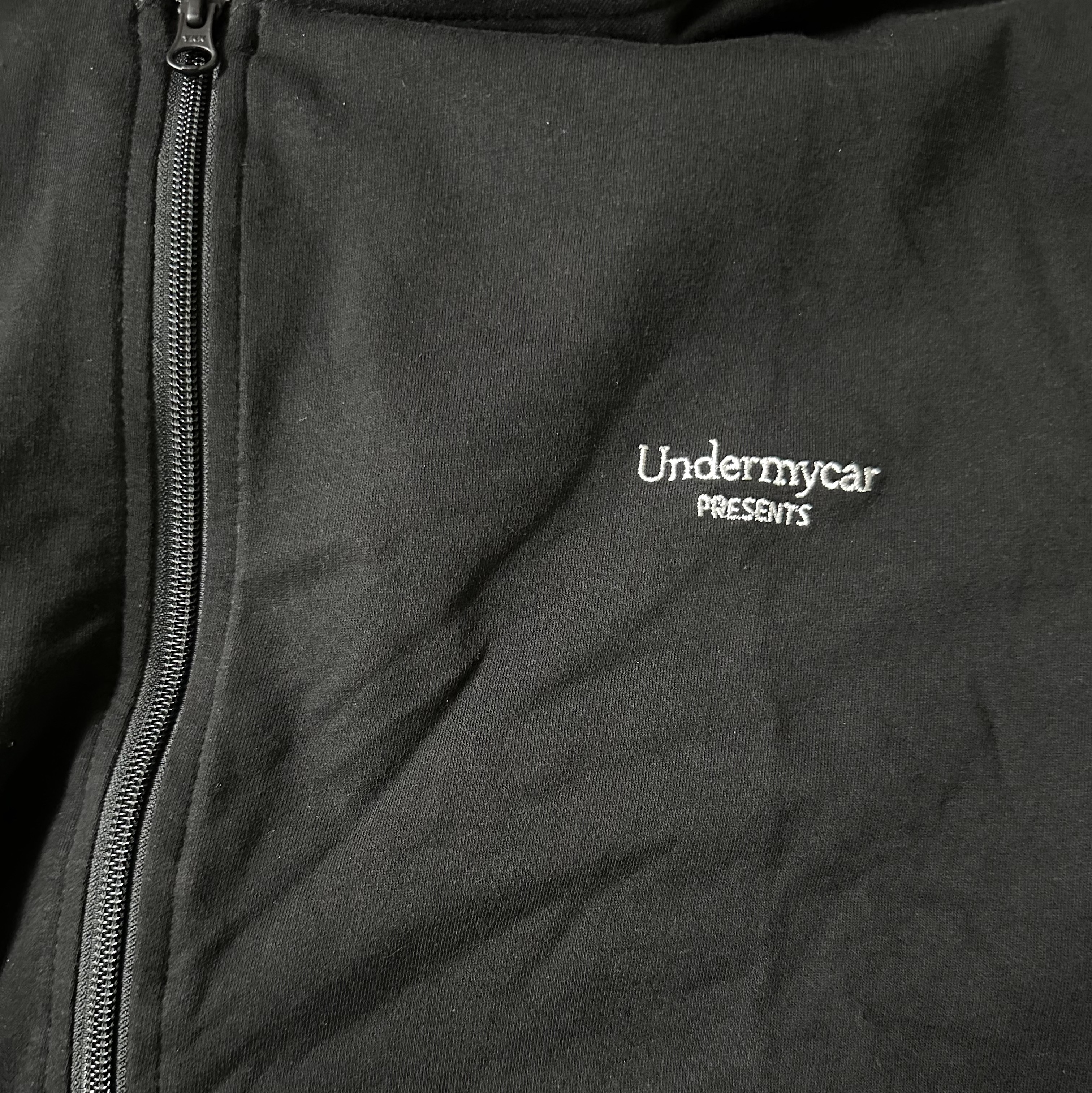Undermycar Mu.22 Anti Fxxking Logo Play Slim Inner Hood Zip-up Black 착용 스타일 - 1