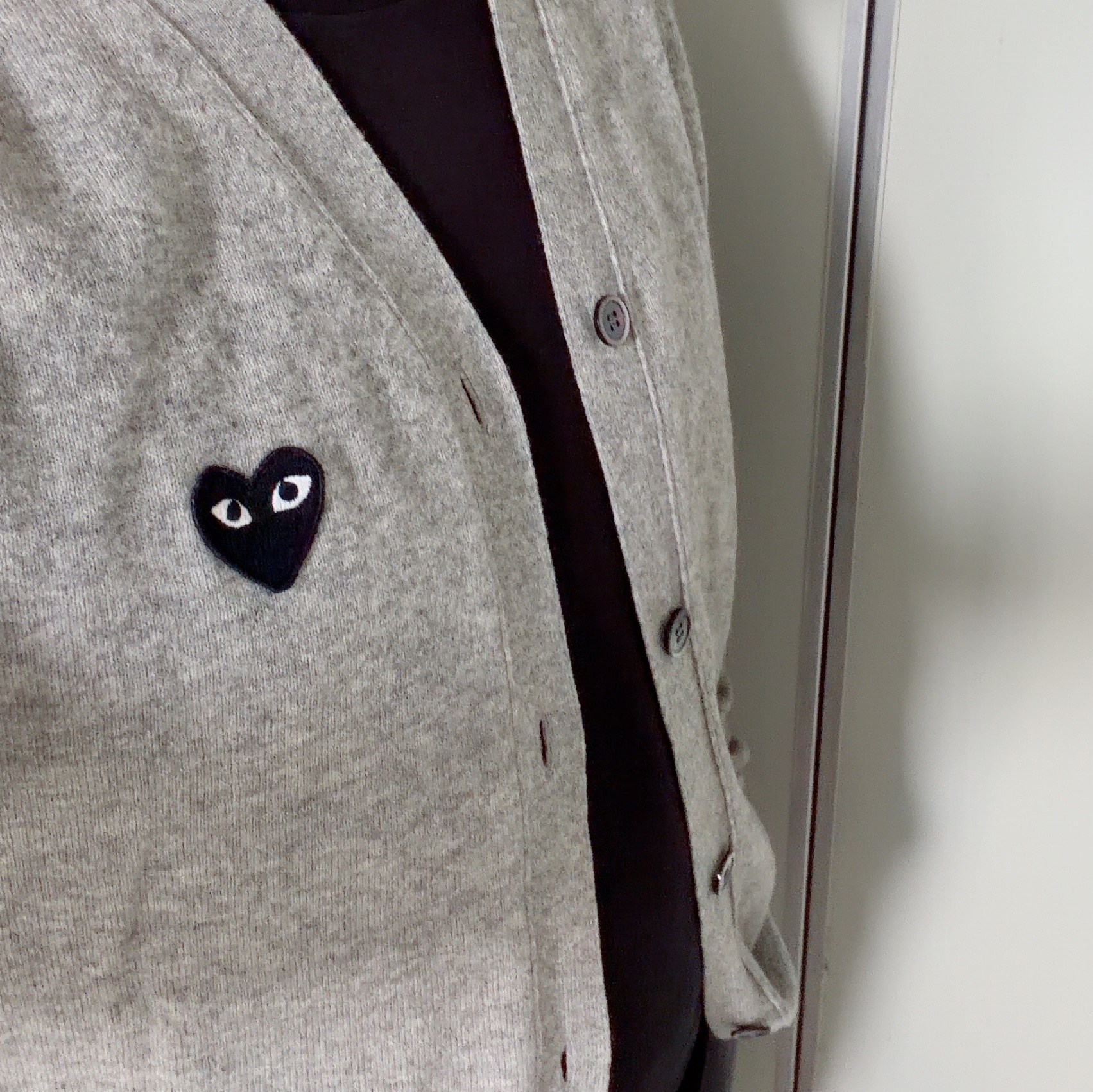 Play Comme des Garcons Black Heart Knit Cardigan Grey 착용 스타일
