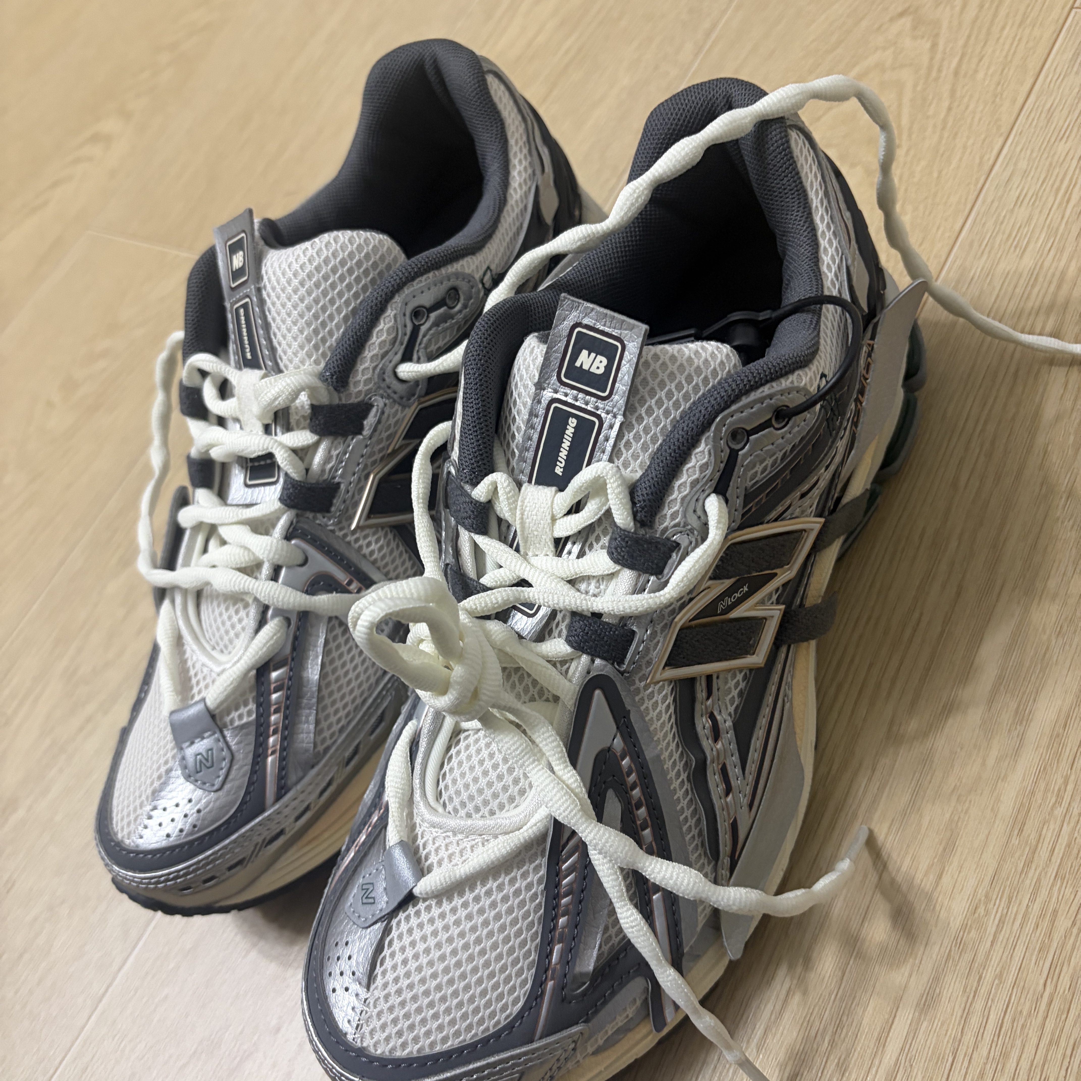 New Balance 1906A Silver Metallic Castlerock 착용 스타일