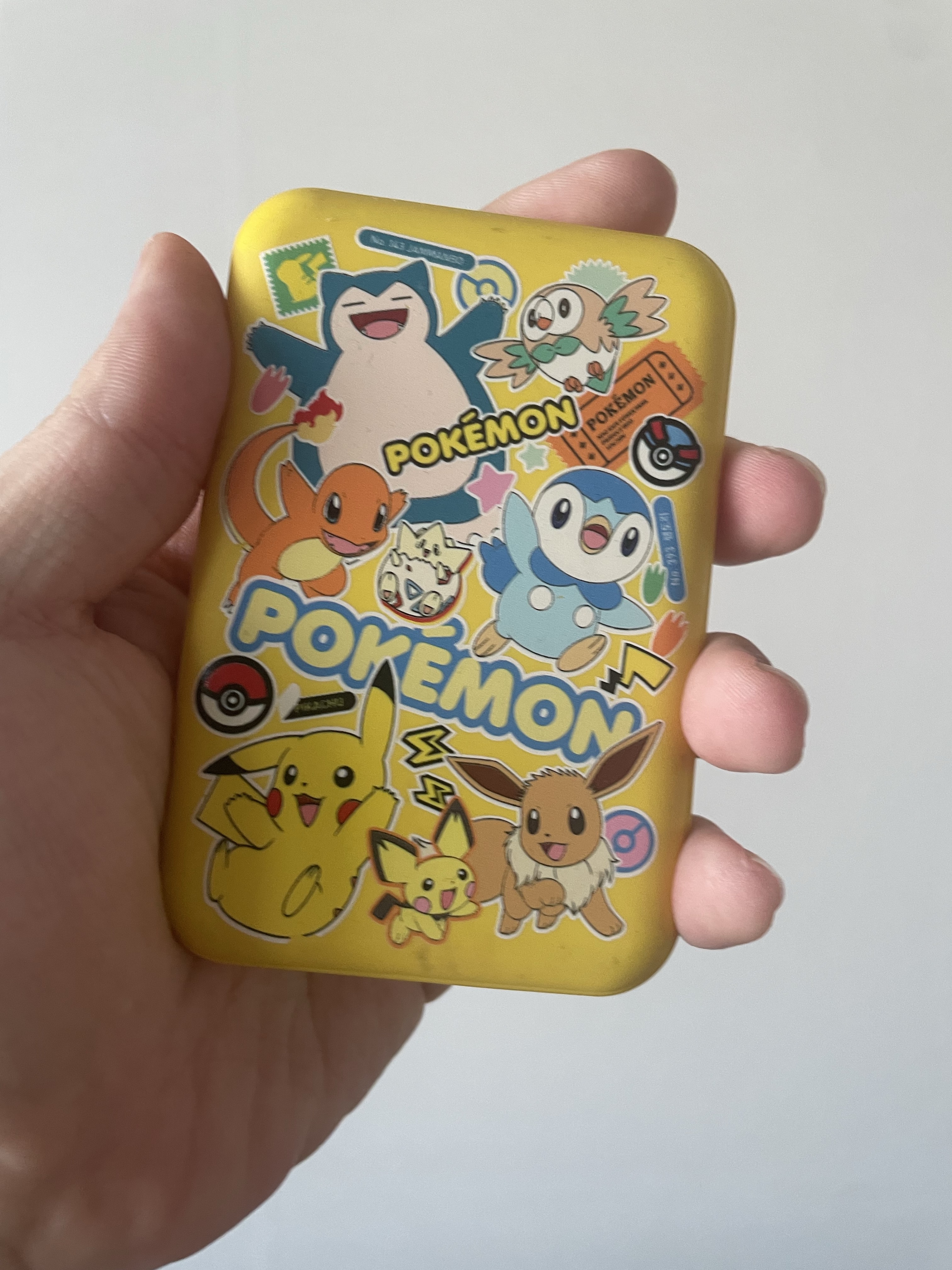 Woojin Store Pokemon Magsafe Battery 5000mAh Yellow 착용 스타일