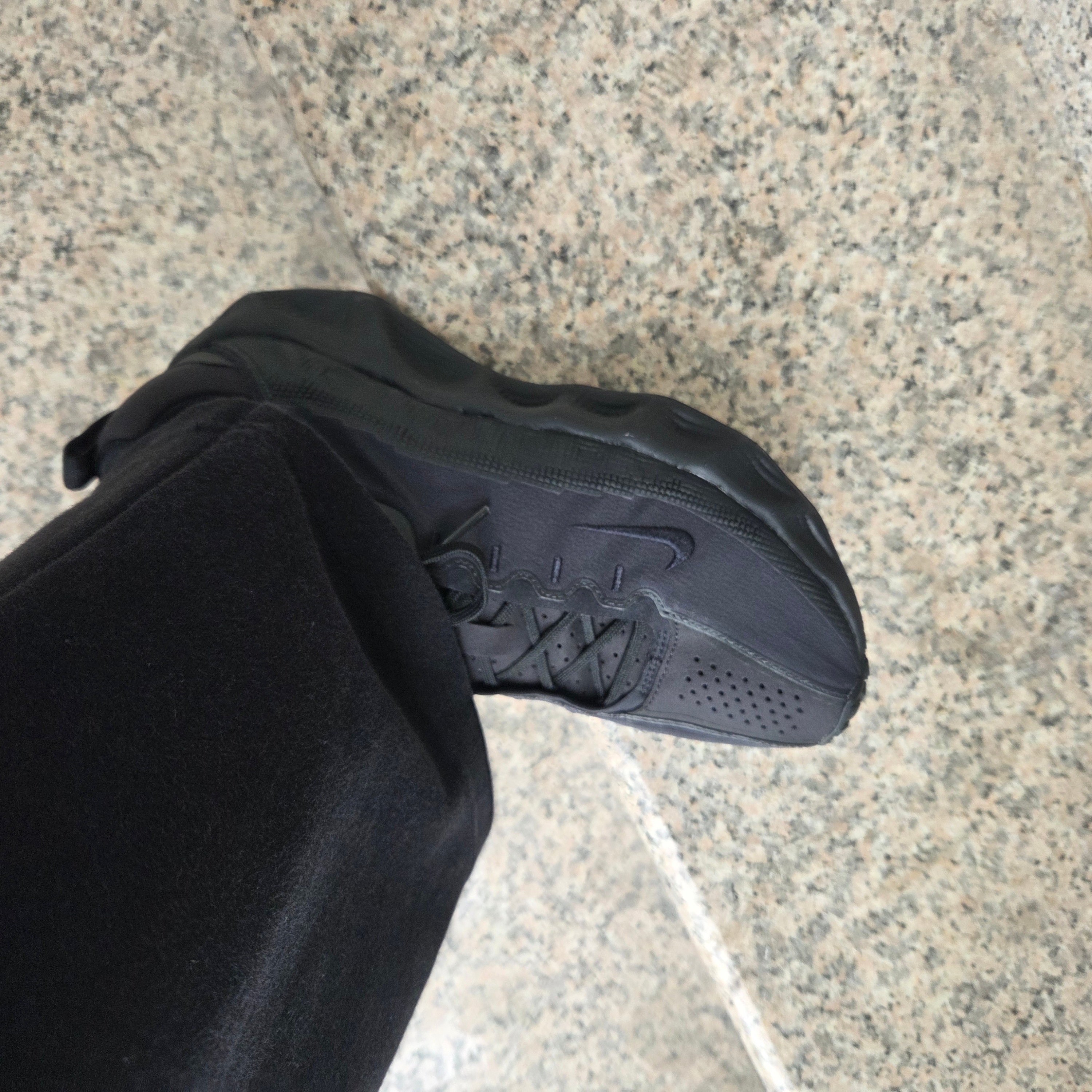 Nike Ava Rover Black Anthracite 착용 스타일 - 1