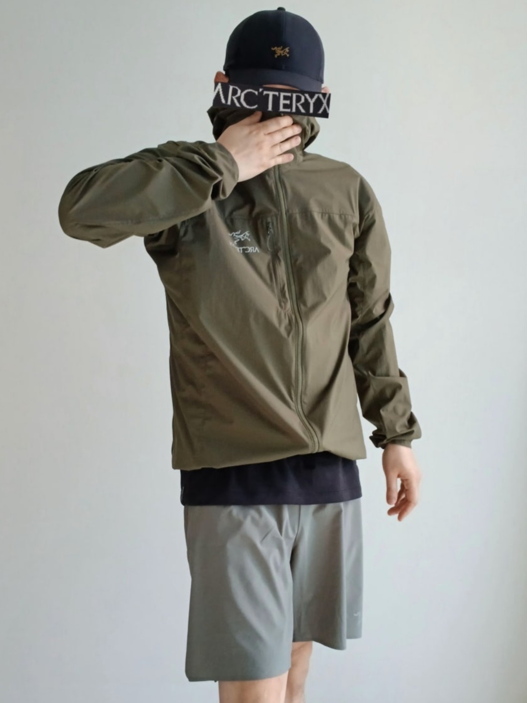 Arc'teryx Small Bird Cap Black, Arc'teryx Kragg SL Cotton SS T-Shirt Black 착용 스타일 - 1