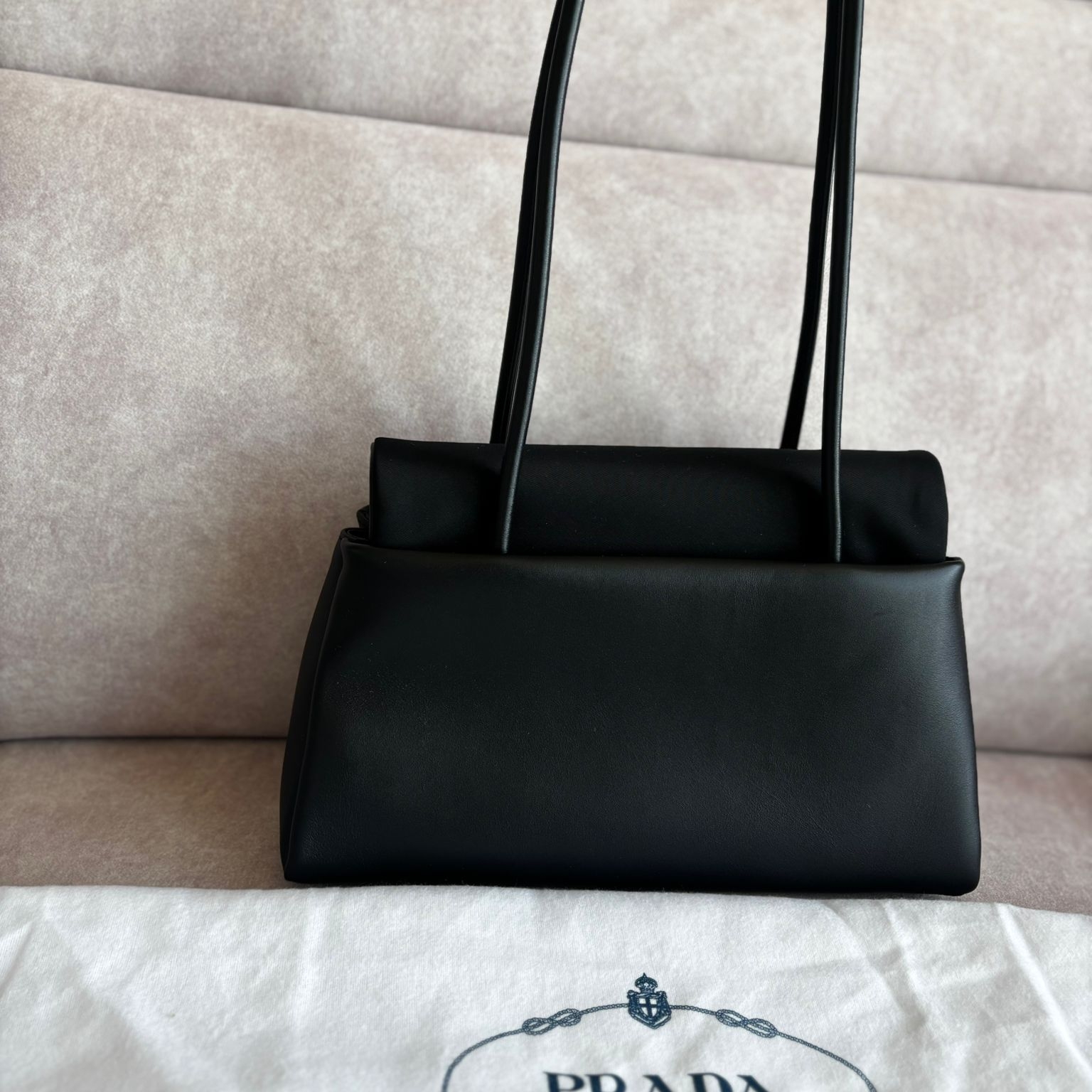 Prada Passage Medium Leather Bag with Re-Nylon Flap Black 착용 스타일 - 2