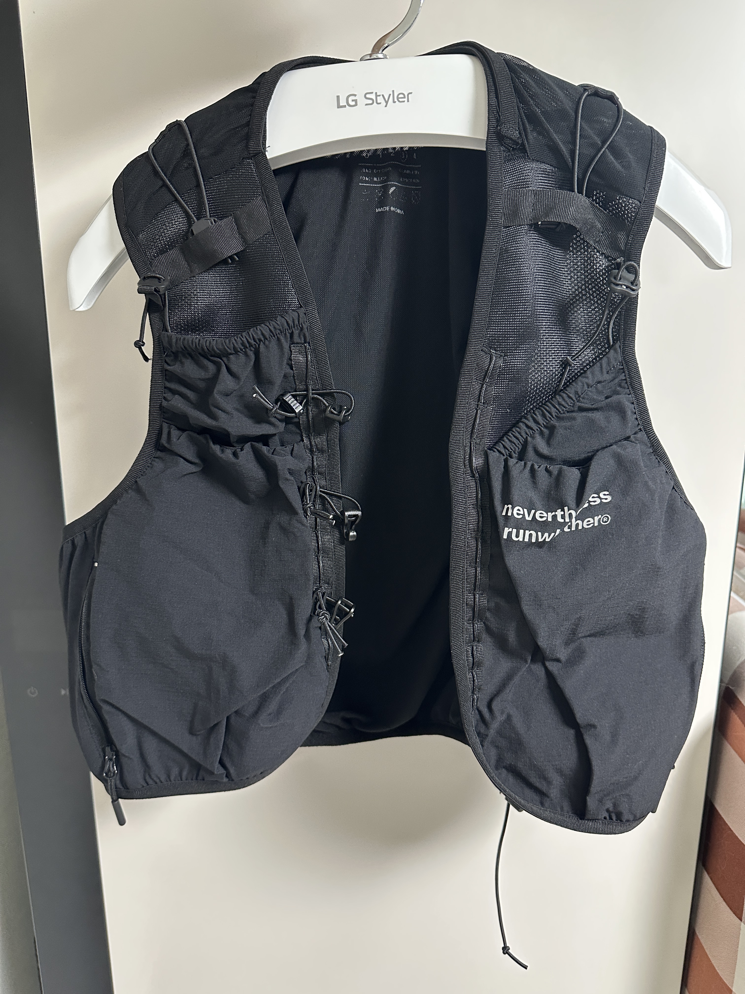 [KREAM 단독] runwhither Trail Running Vest Black 착용 스타일