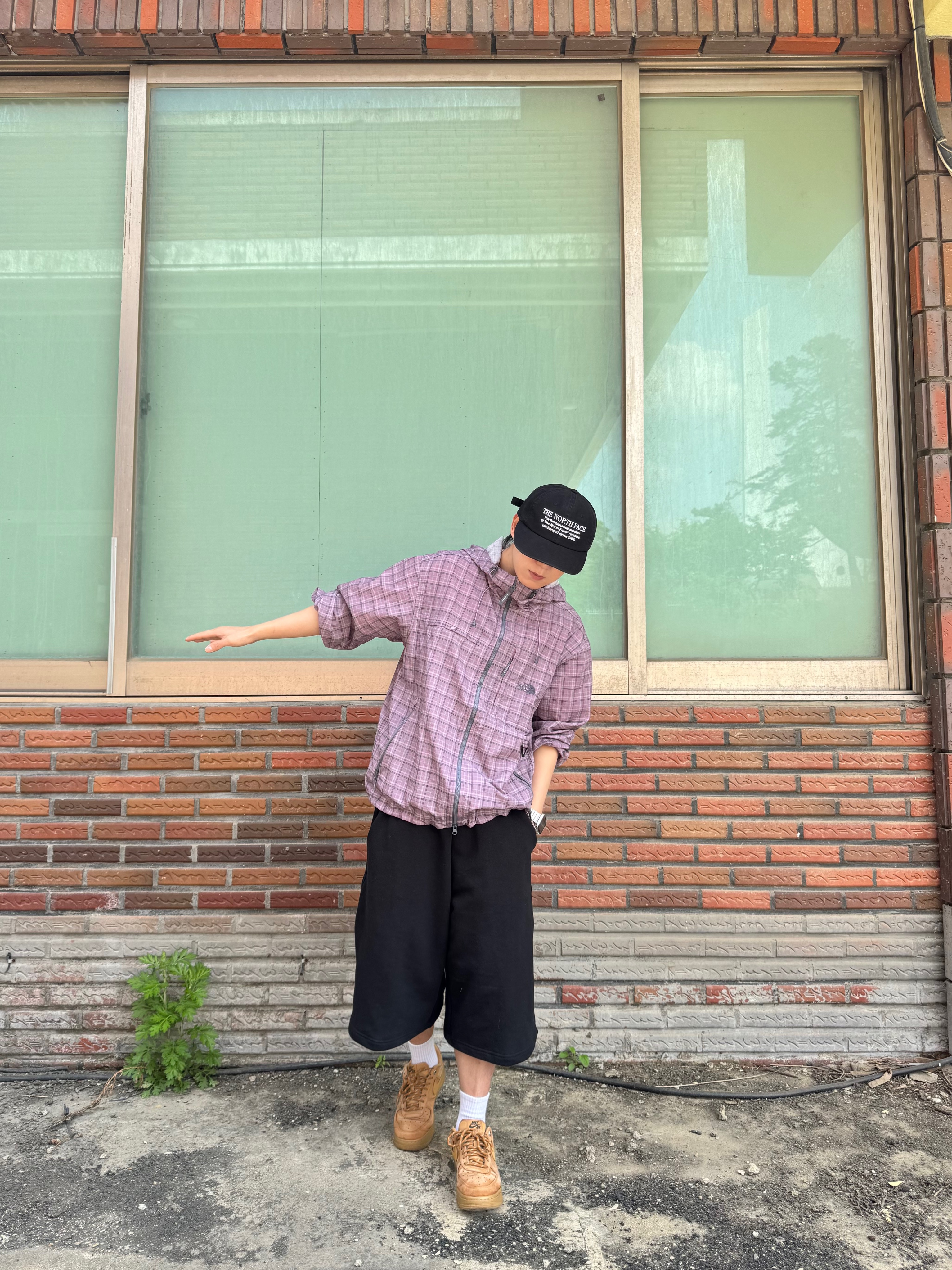 The North Face Novelty Daycamp Jacket Grayish Lilac - 26SS, The North Face Vintage Flat Cap Black - 26SS 착용 스타일 - 1