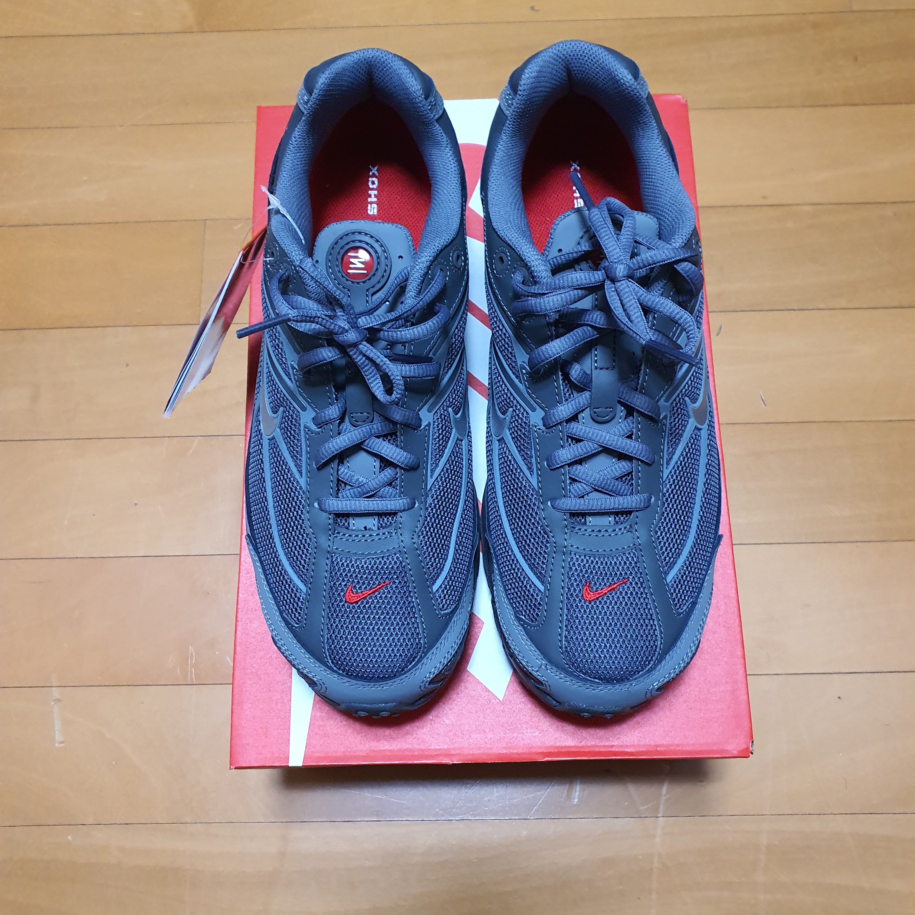 Nike Shox Ride 2 Smoke Grey University Red 착용 스타일
