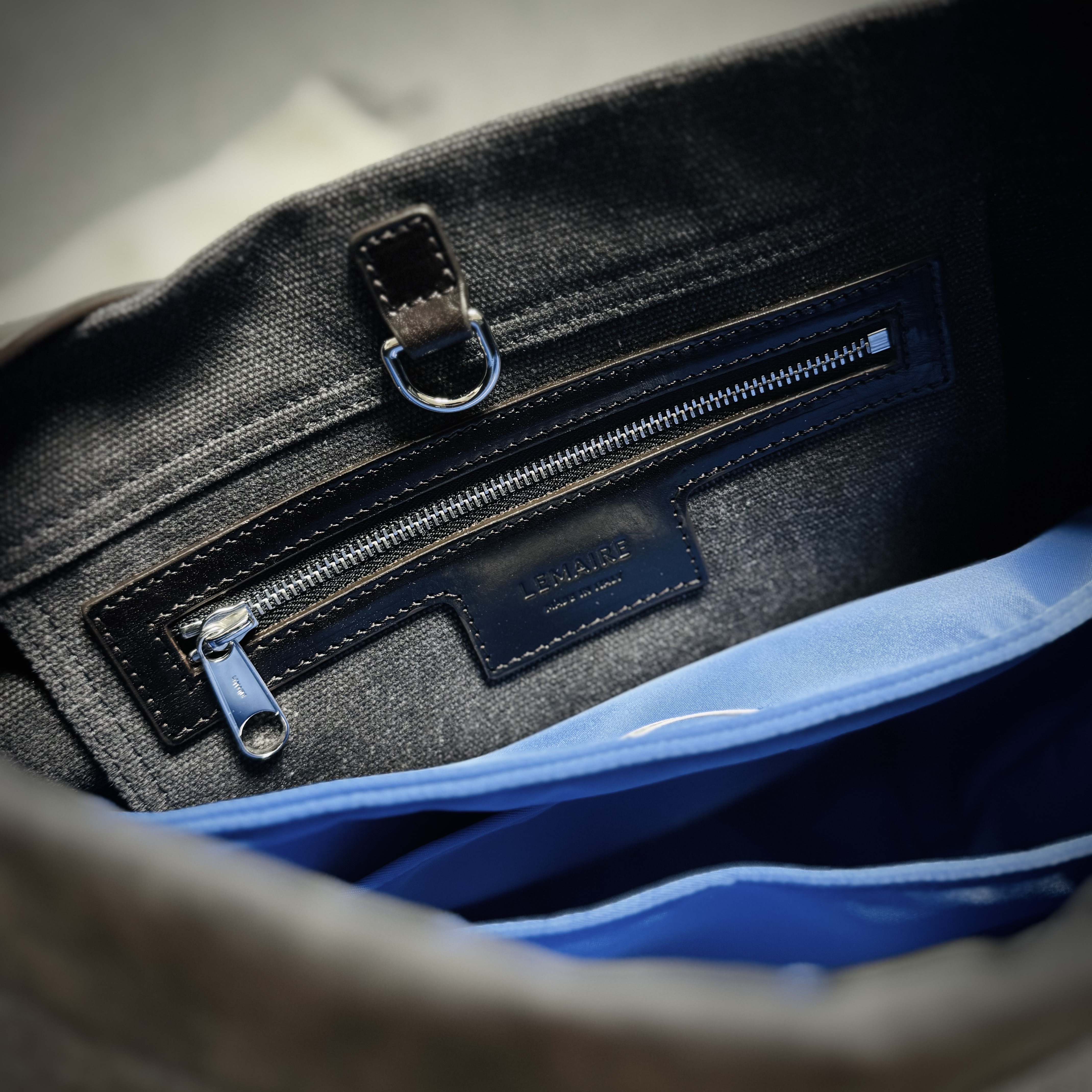 Lemaire Small Belted Tote Bag Cotton Canvas Tie Dye Cotton Ash Black 착용 스타일 - 3
