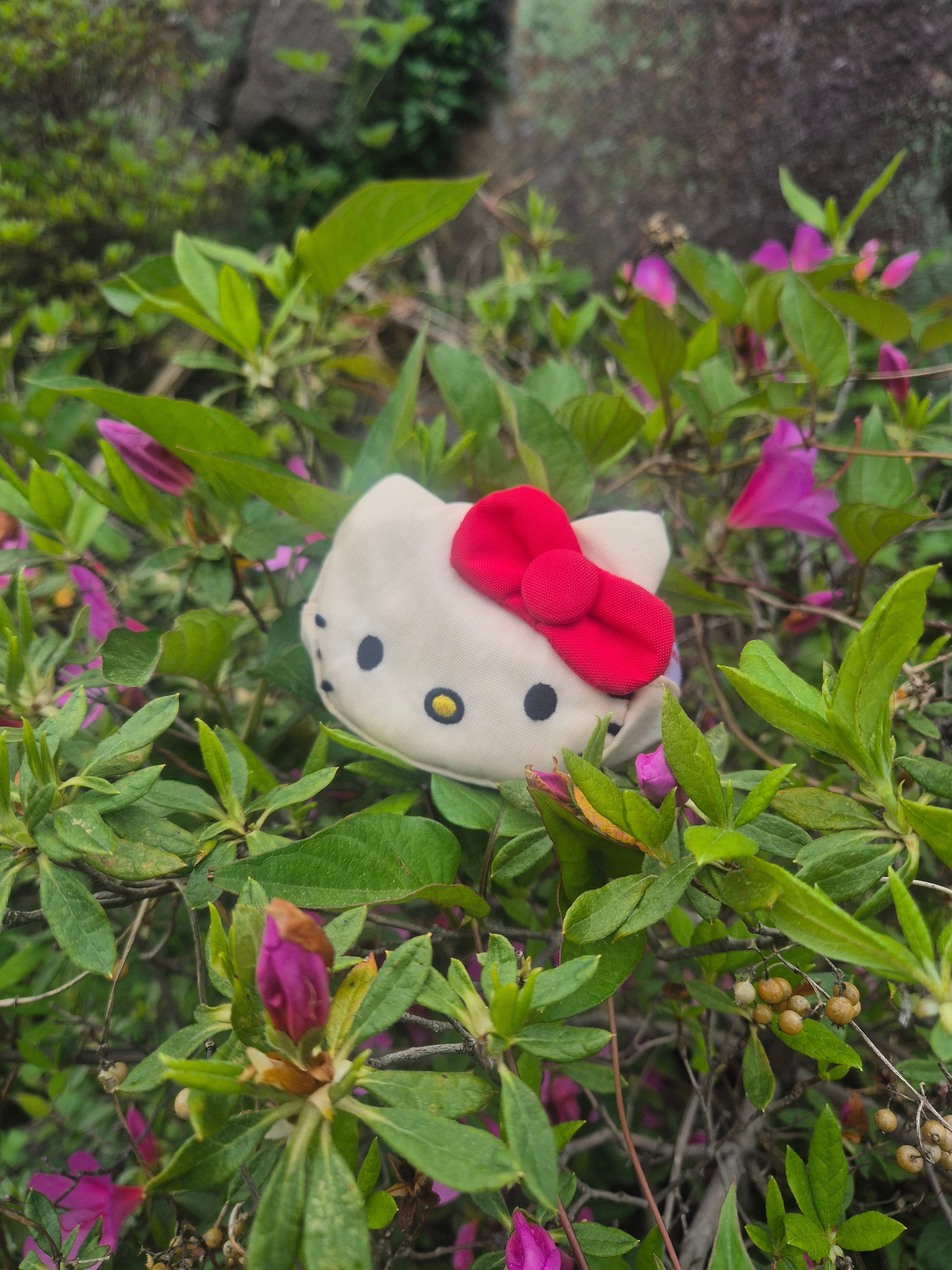 Baggu x Sanrio Hello Kitty Charm White 착용 스타일