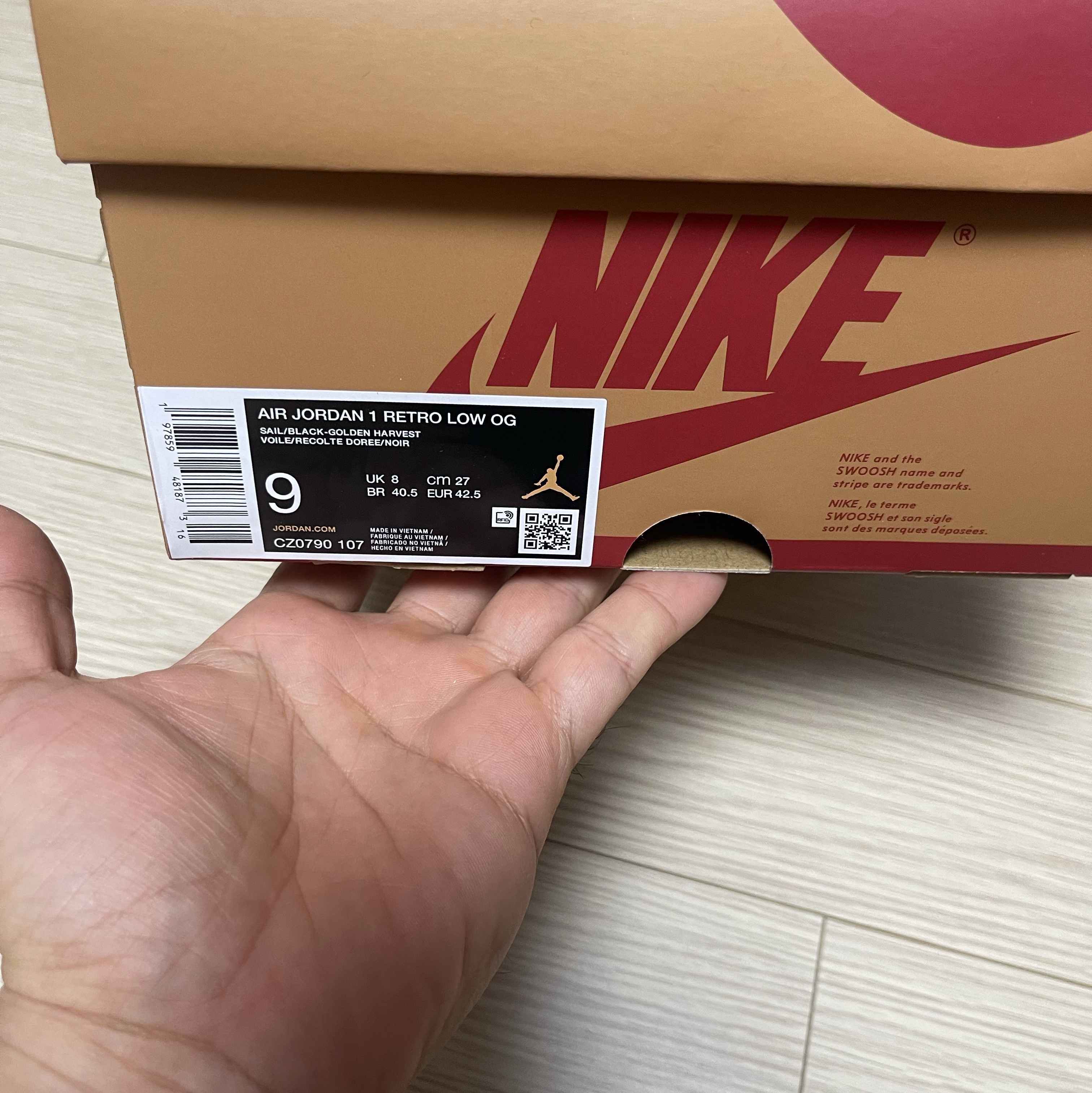 Jordan 1 Low OG Sail and Golden Harvest 착용 스타일 - 3