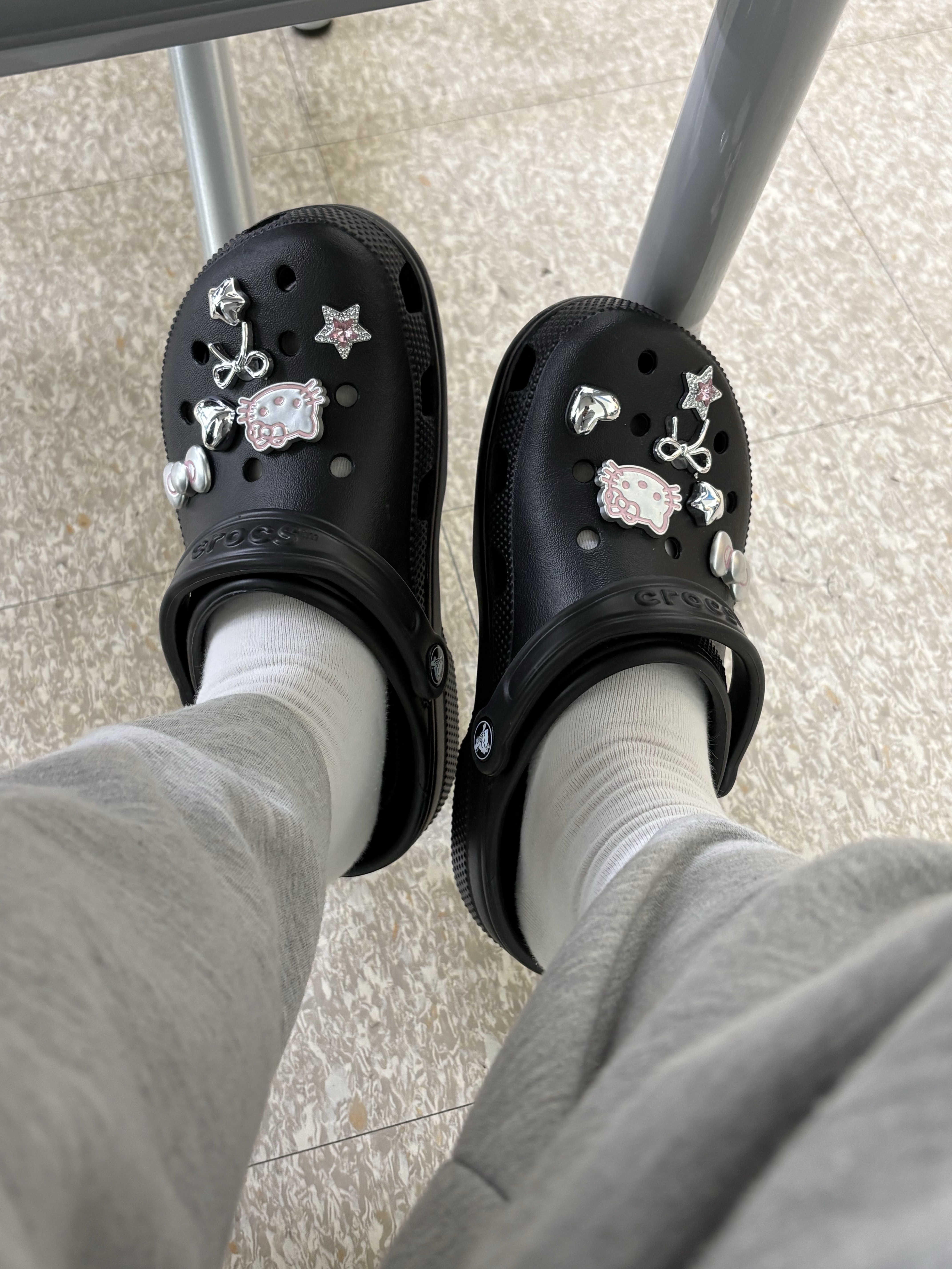 Crocs Classic Clog Black 착용 스타일 - 1