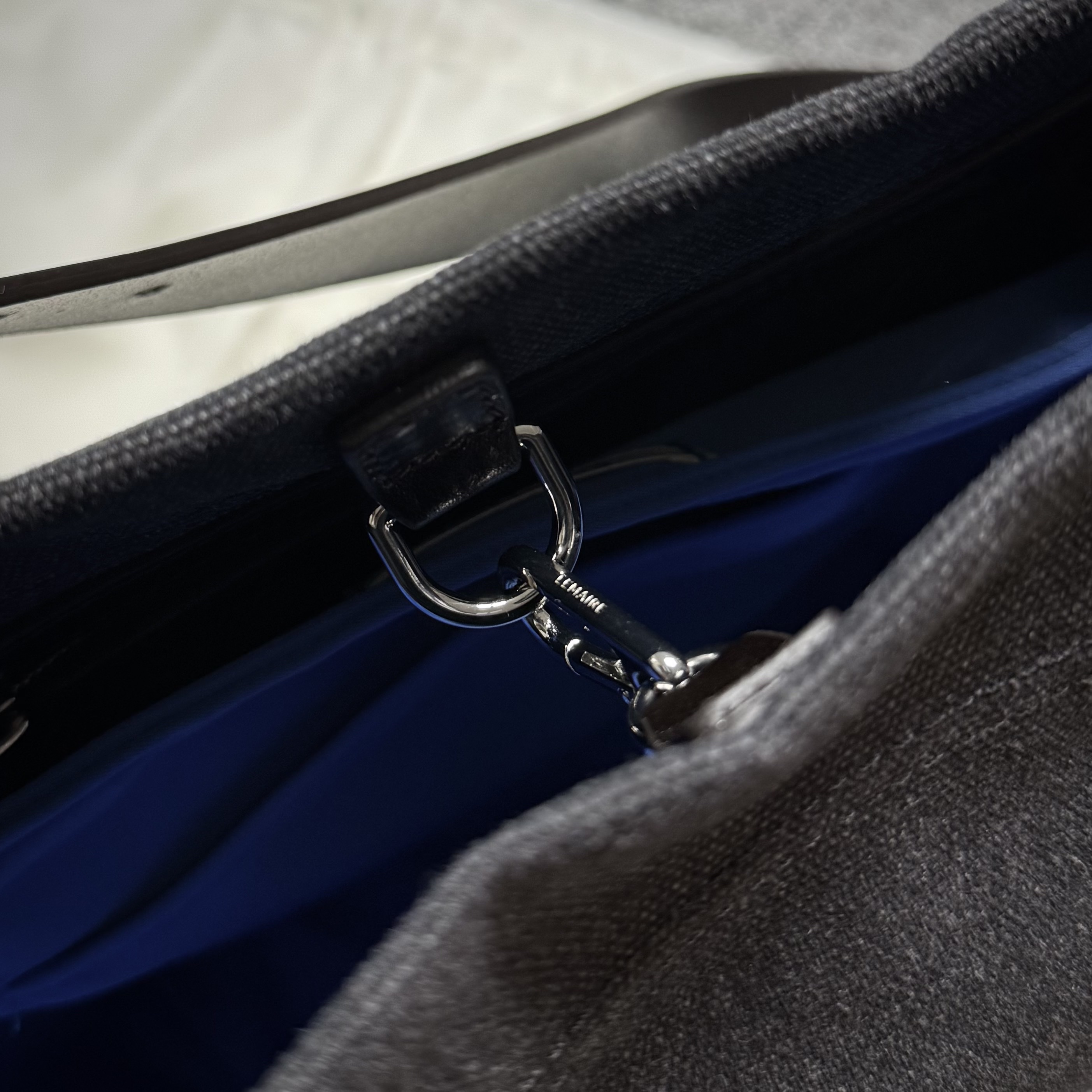 Lemaire Small Belted Tote Bag Cotton Canvas Tie Dye Cotton Ash Black 착용 스타일 - 2