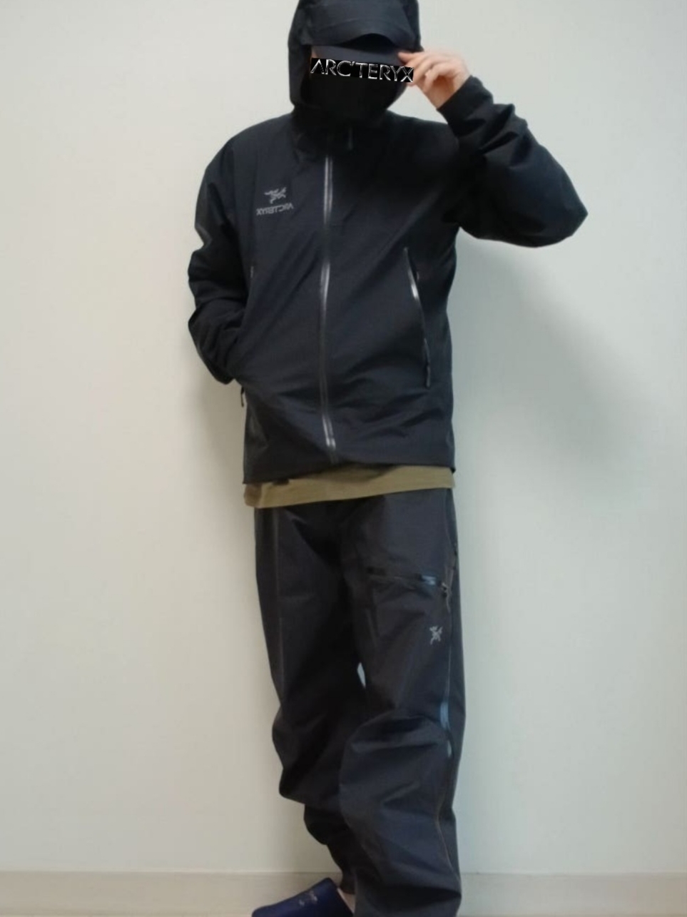 Arc'teryx Beta Jacket Black, Arc'teryx Cormac Logo SS T-Shirt Tatsu 착용 스타일 - 1