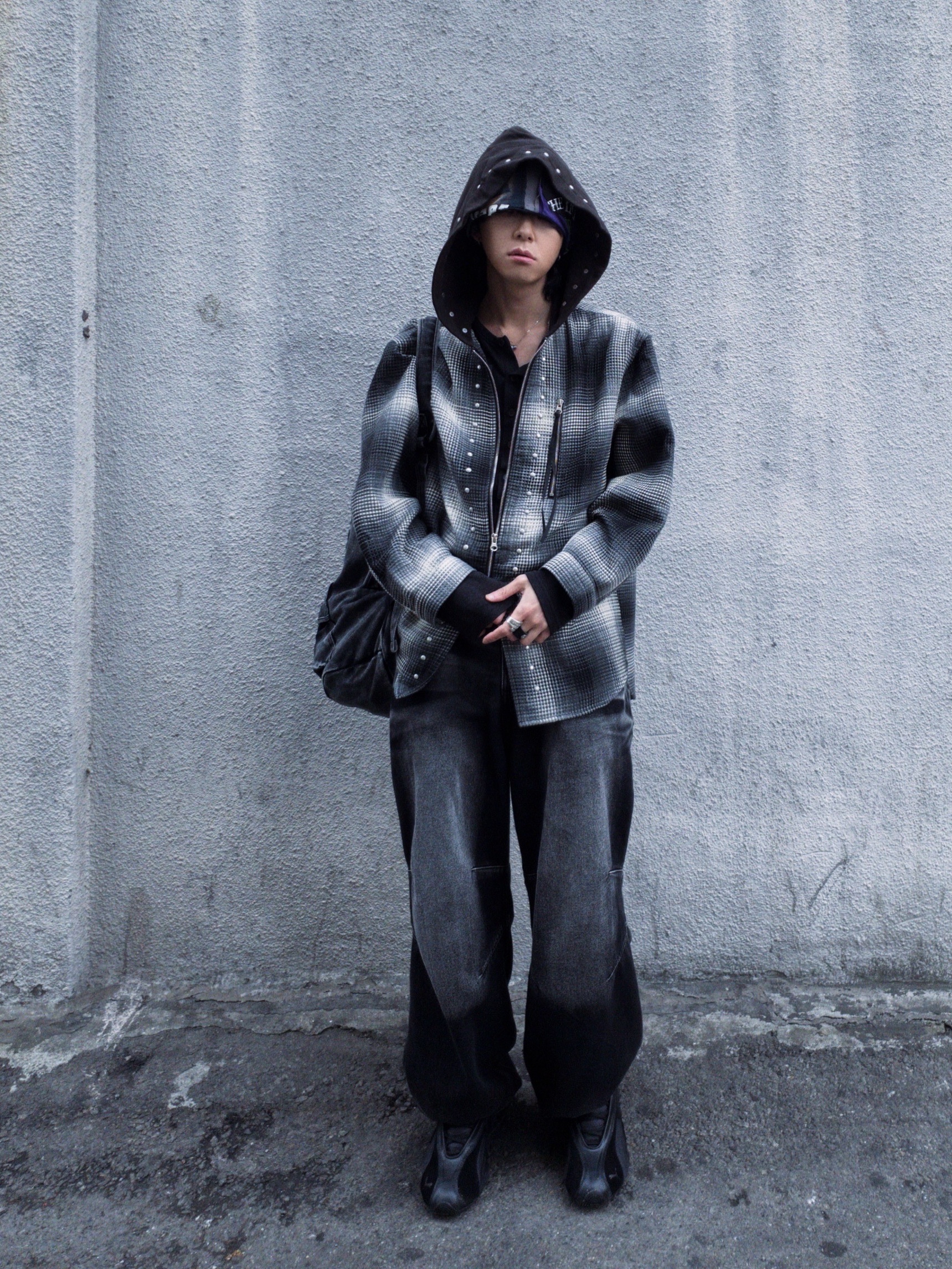 BLR Embossed Wave Washing Wide Denim Pants Black 착용 스타일