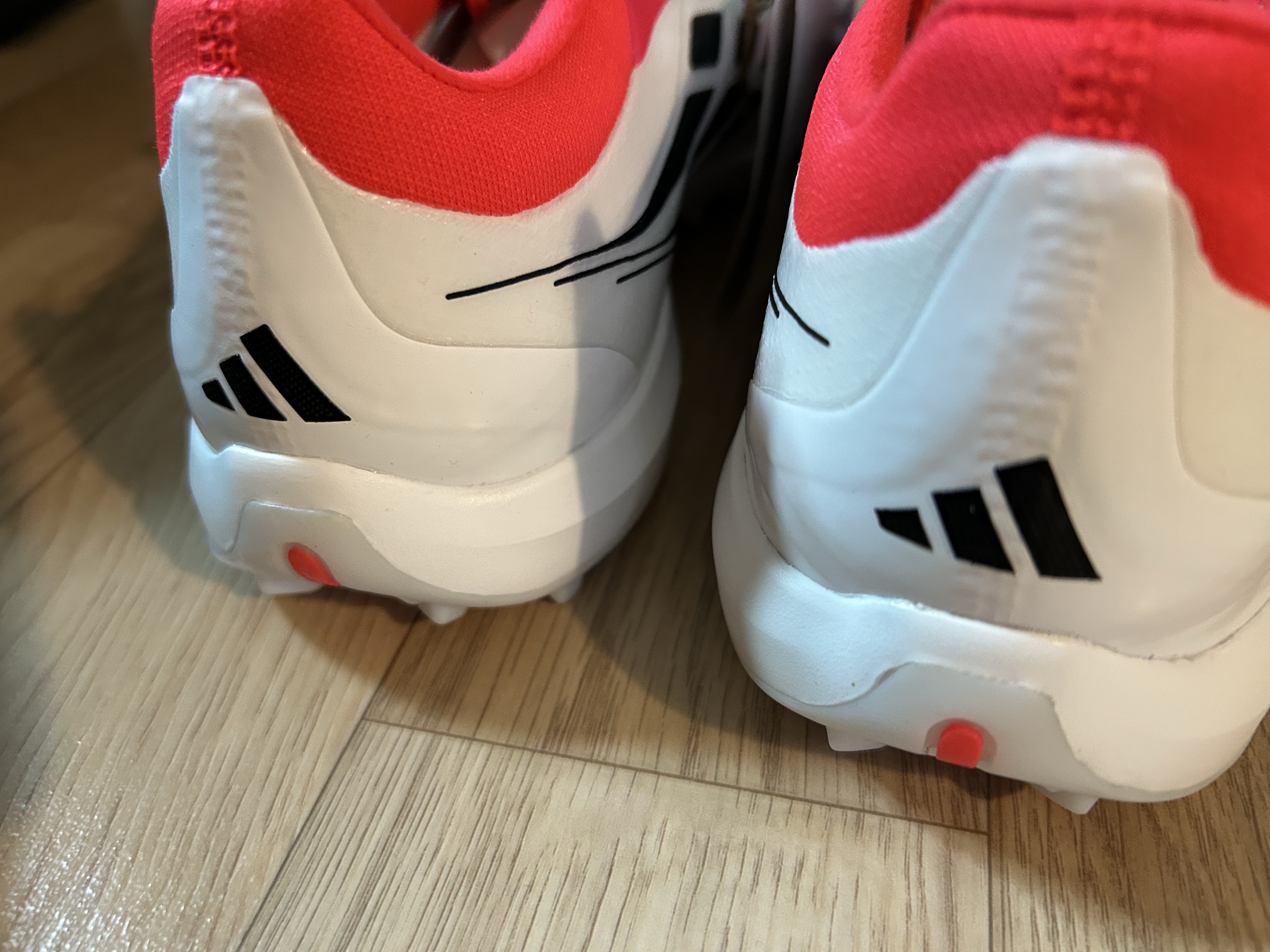Adidas Predator Pro FT TF Lucid Red Core Black 착용 스타일