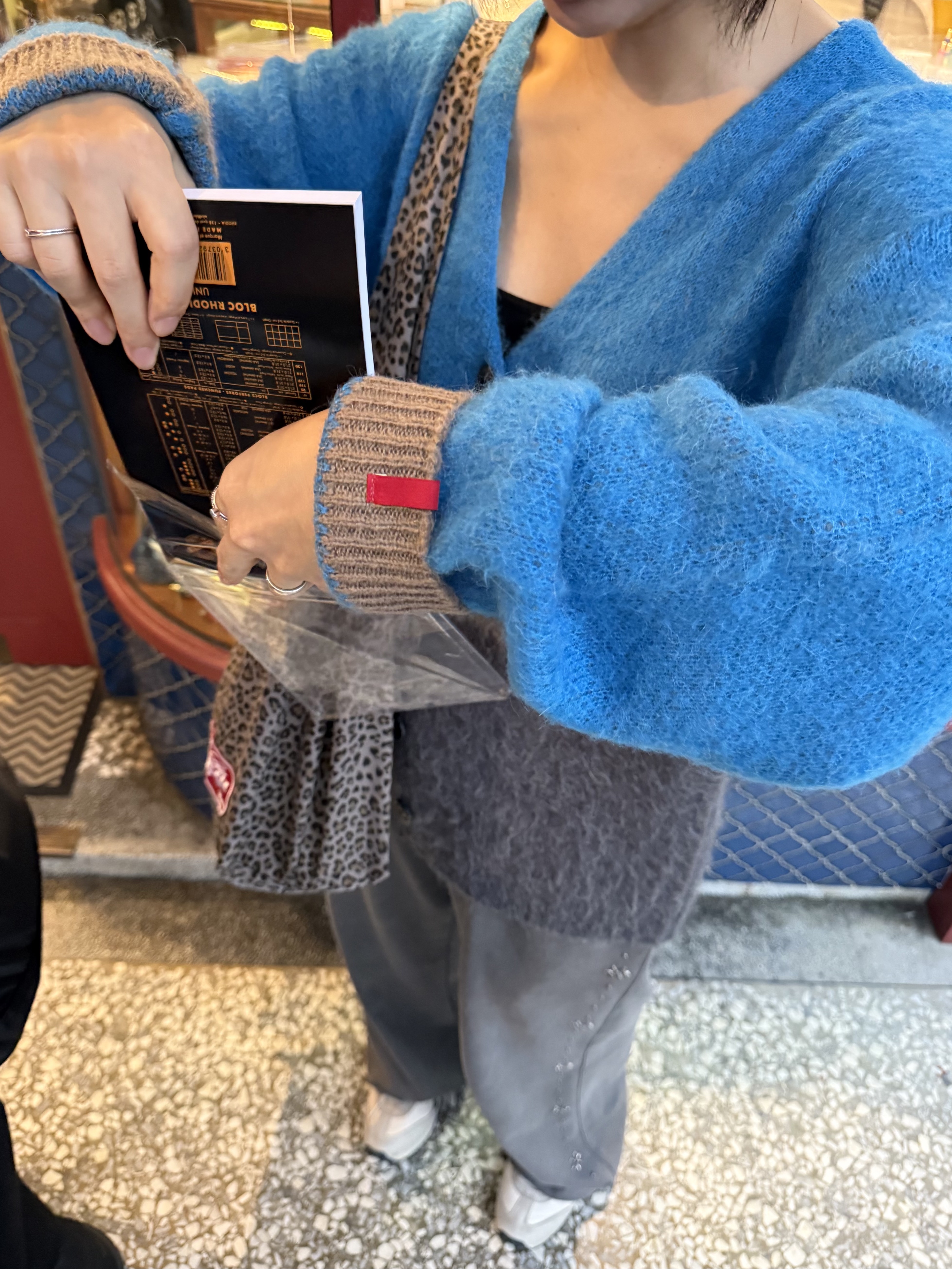 GONHEE LAY KNIT CARDIGAN_Blue 착용 스타일