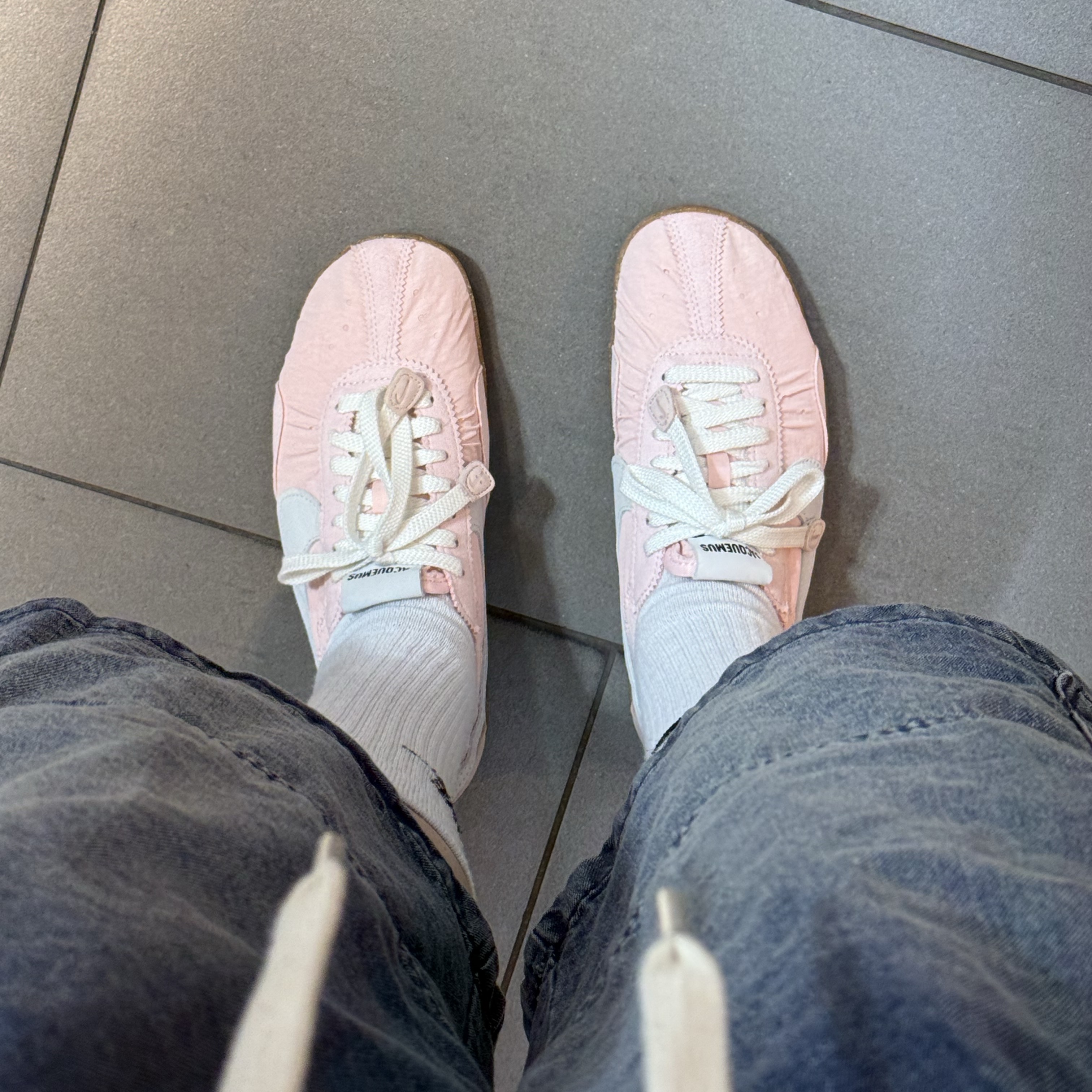 Nike x Jacquemus Moon Shoe SP Aluminum Pink Sail 착용 스타일