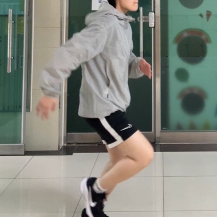 [KREAM 단독] runwhither Windbreaker Jacket V2 Gray 착용 스타일