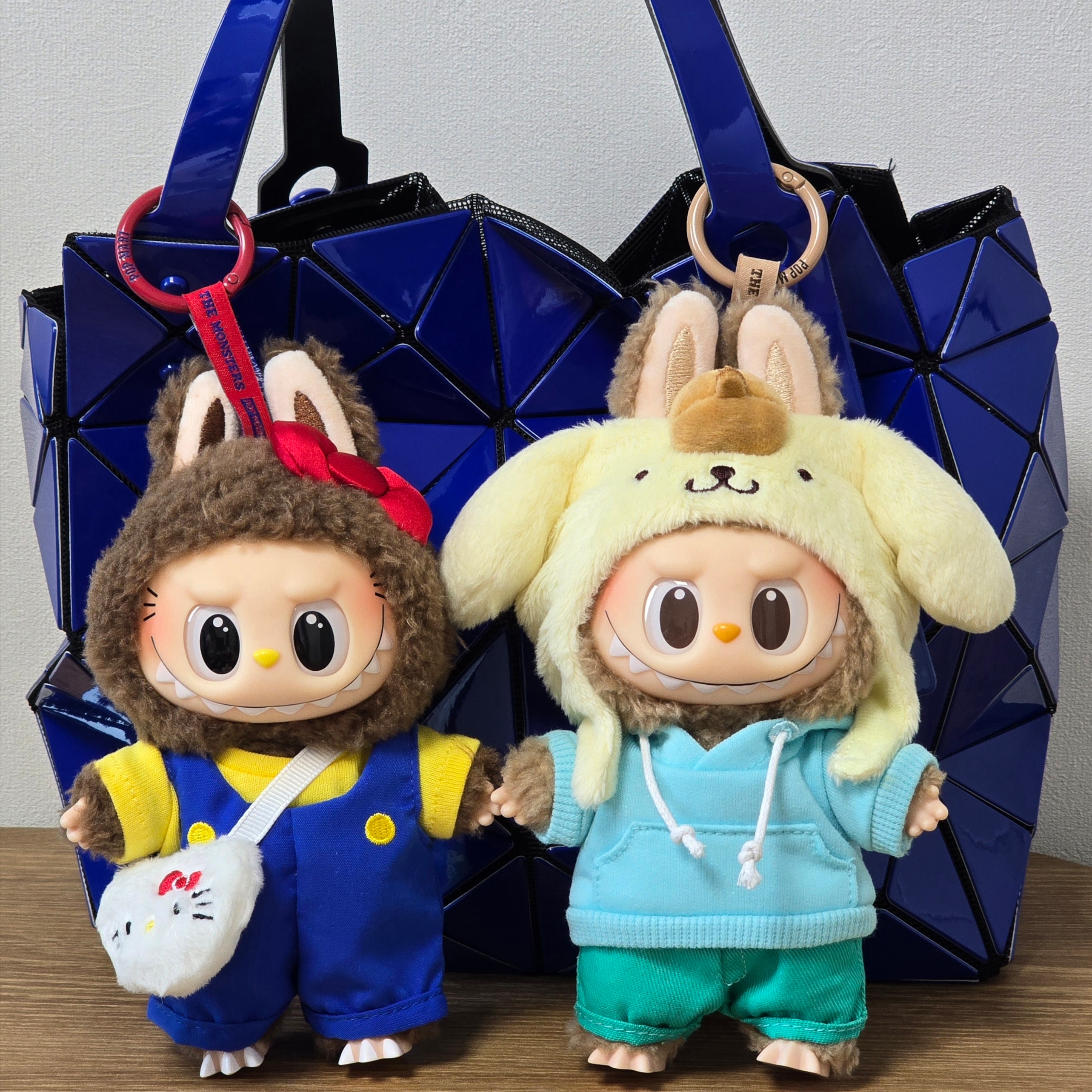 Pop Mart Labubu The Monsters x Hello Kitty And Friends Series Plush Pendant Classic Hello Kitty (Opened Case), Pop Mart Labubu The Monsters x Hello Kitty And Friends Series Vinyl Plush Pendant Sealed Case (6 Blind Boxes) 착용 스타일