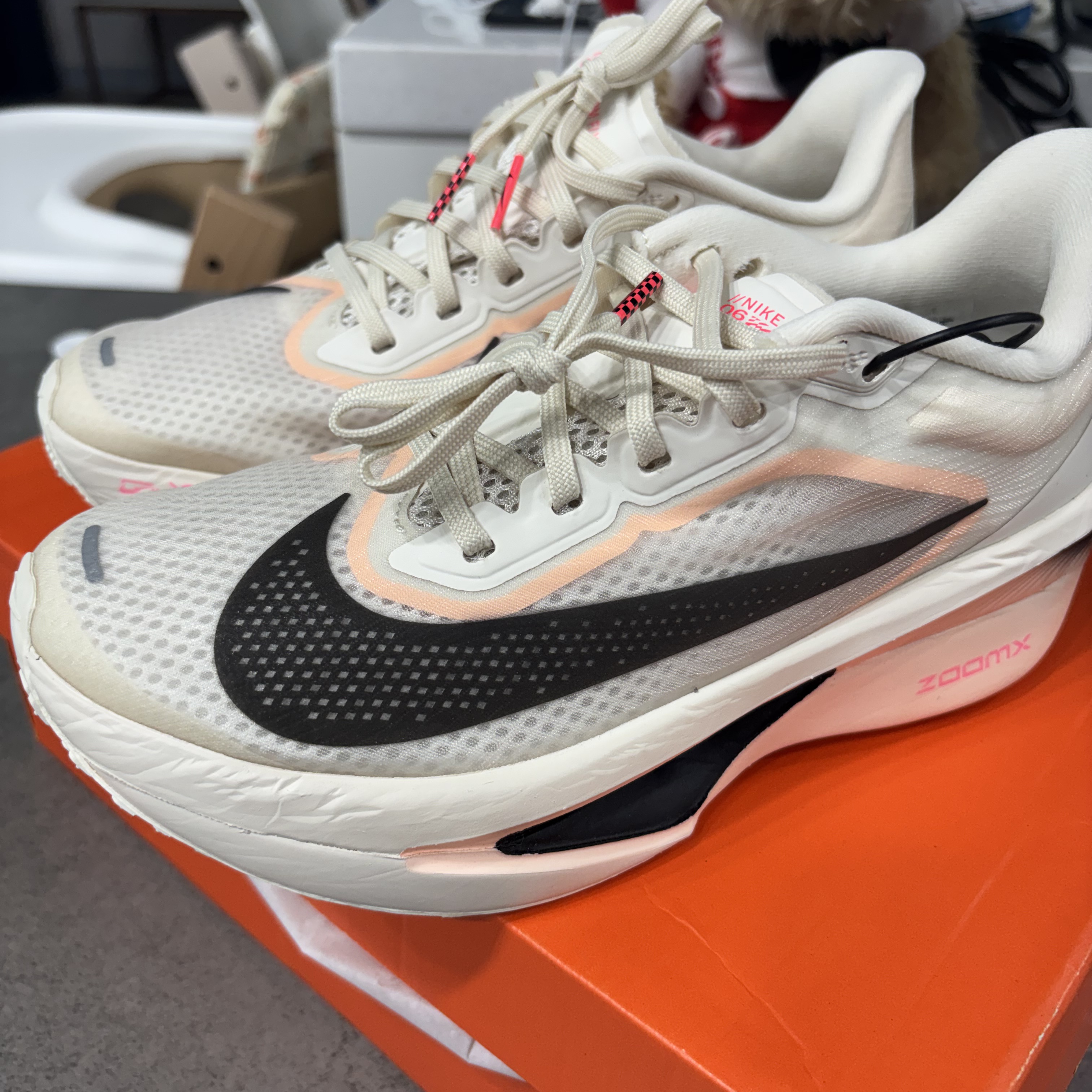 (W) Nike Zoom Fly 6 Pale Ivory Crimson Tint 착용 스타일 - 3