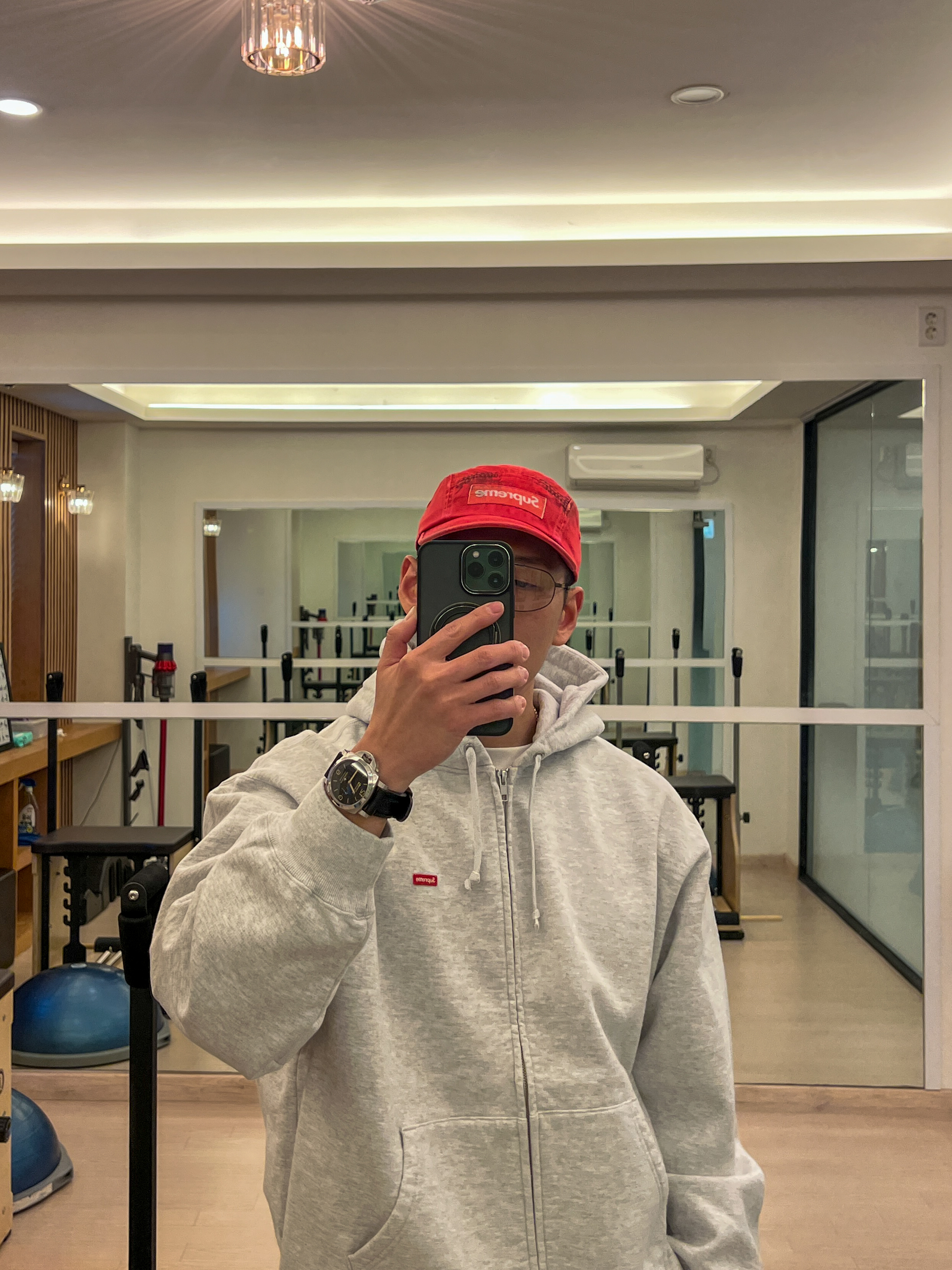Supreme Small Box Zip Up Hooded Sweatshirt Ash Grey - 26SS, Supreme Overdyed Camp Cap Red - 26SS 착용 스타일