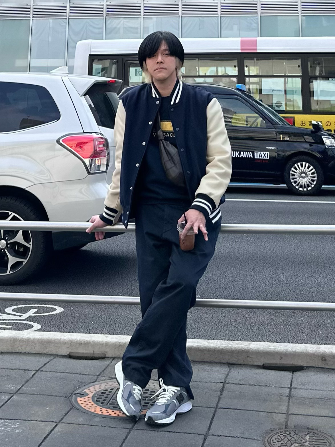 Nanamica Wide Chino Pants Navy, New Balance x JJJJound 2002R Storm Blue 착용 스타일 - 1
