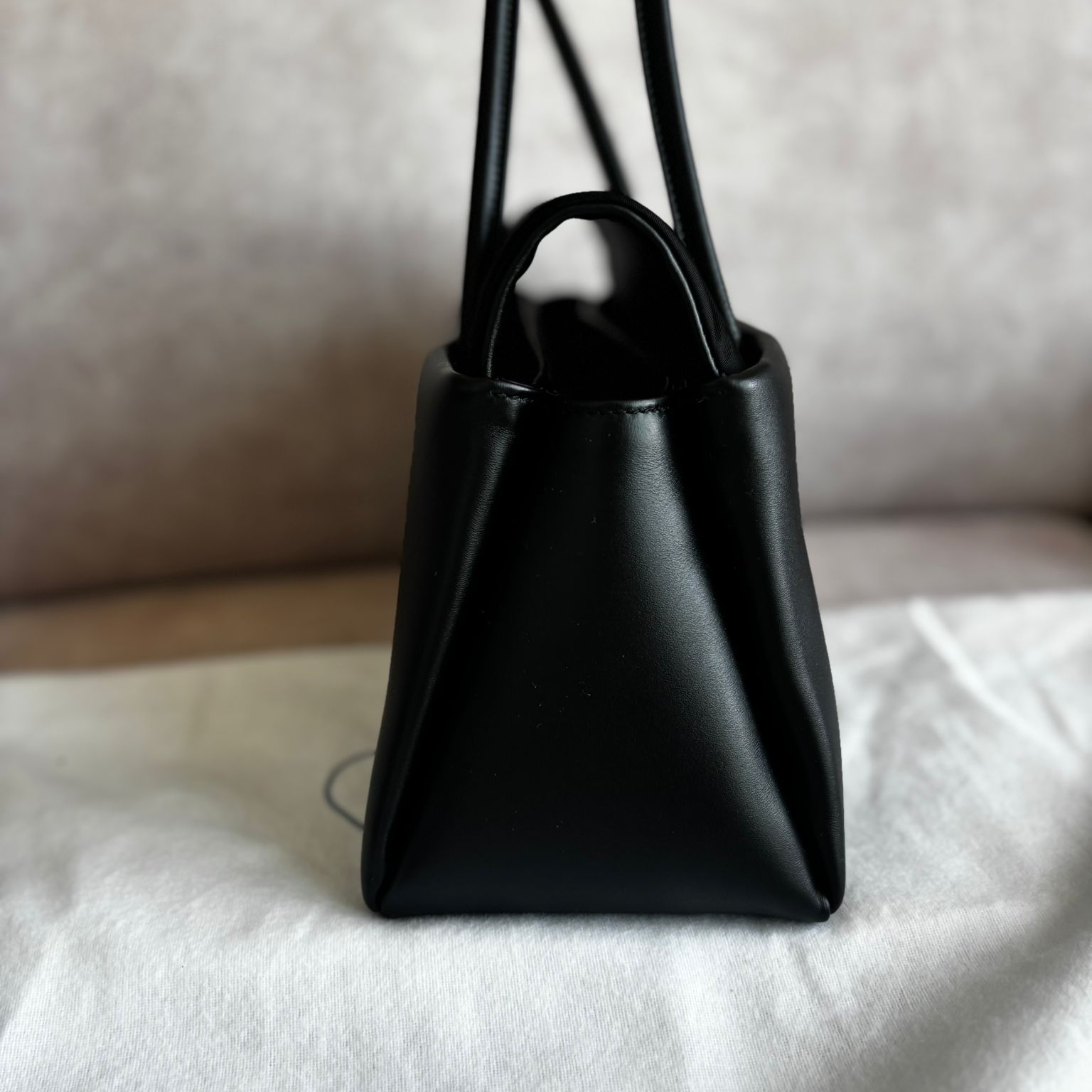 Prada Passage Medium Leather Bag with Re-Nylon Flap Black 착용 스타일 - 6