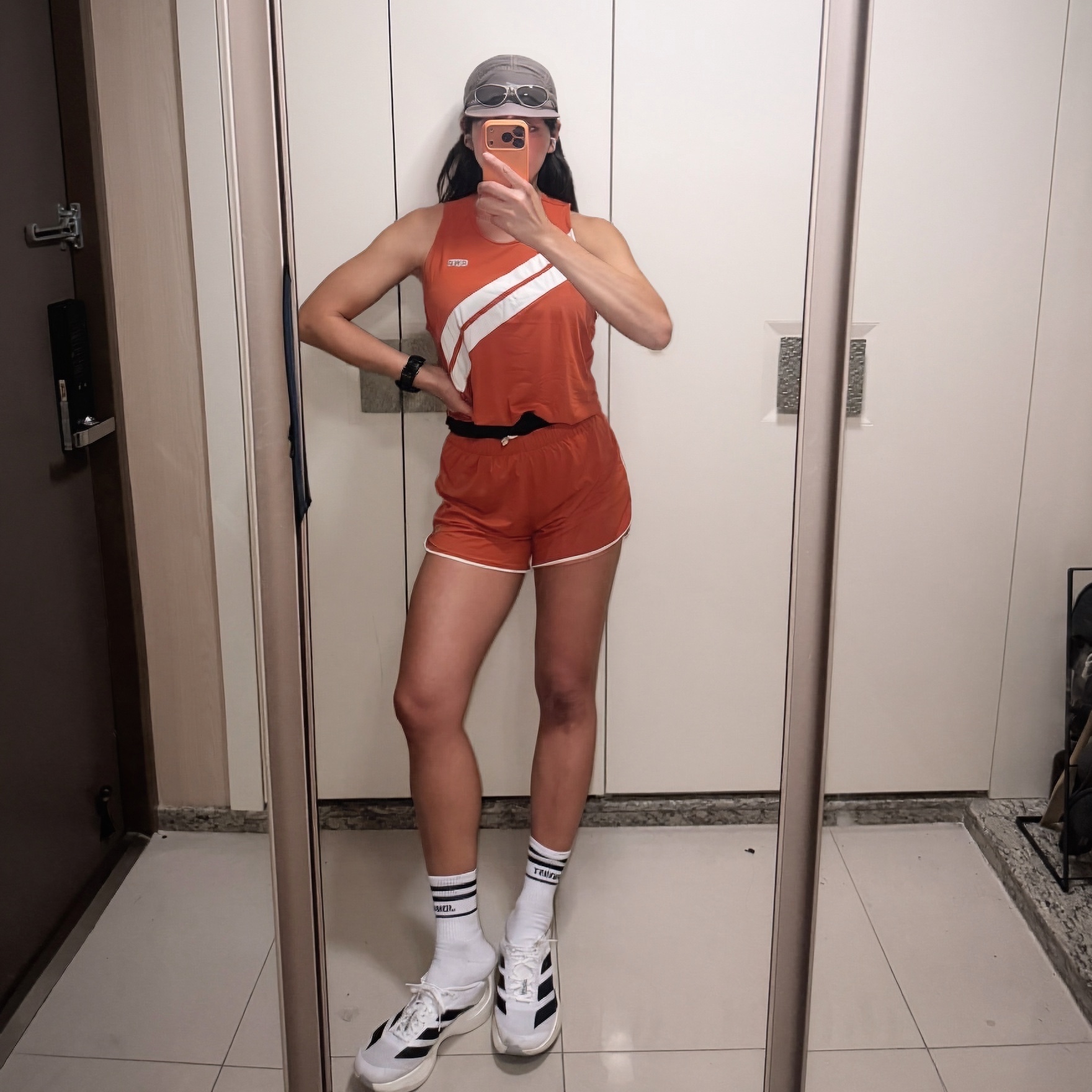[KREAM 단독] runwhither Classic Line Singlet Orange, [KREAM 단독] runwhither Classic Line 3inch Shorts Orange 착용 스타일 - 2