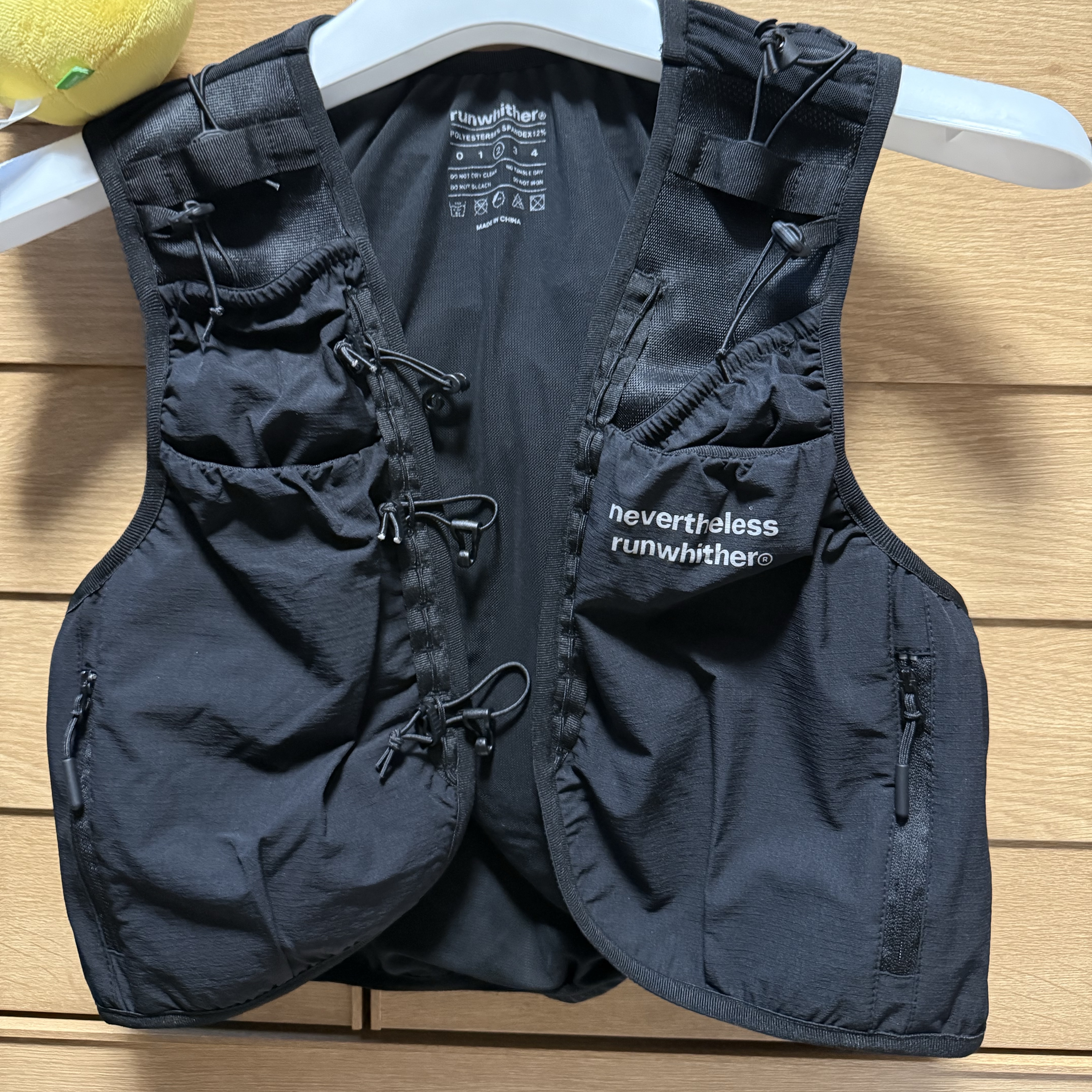 [KREAM 단독] runwhither Trail Running Vest Black 착용 스타일