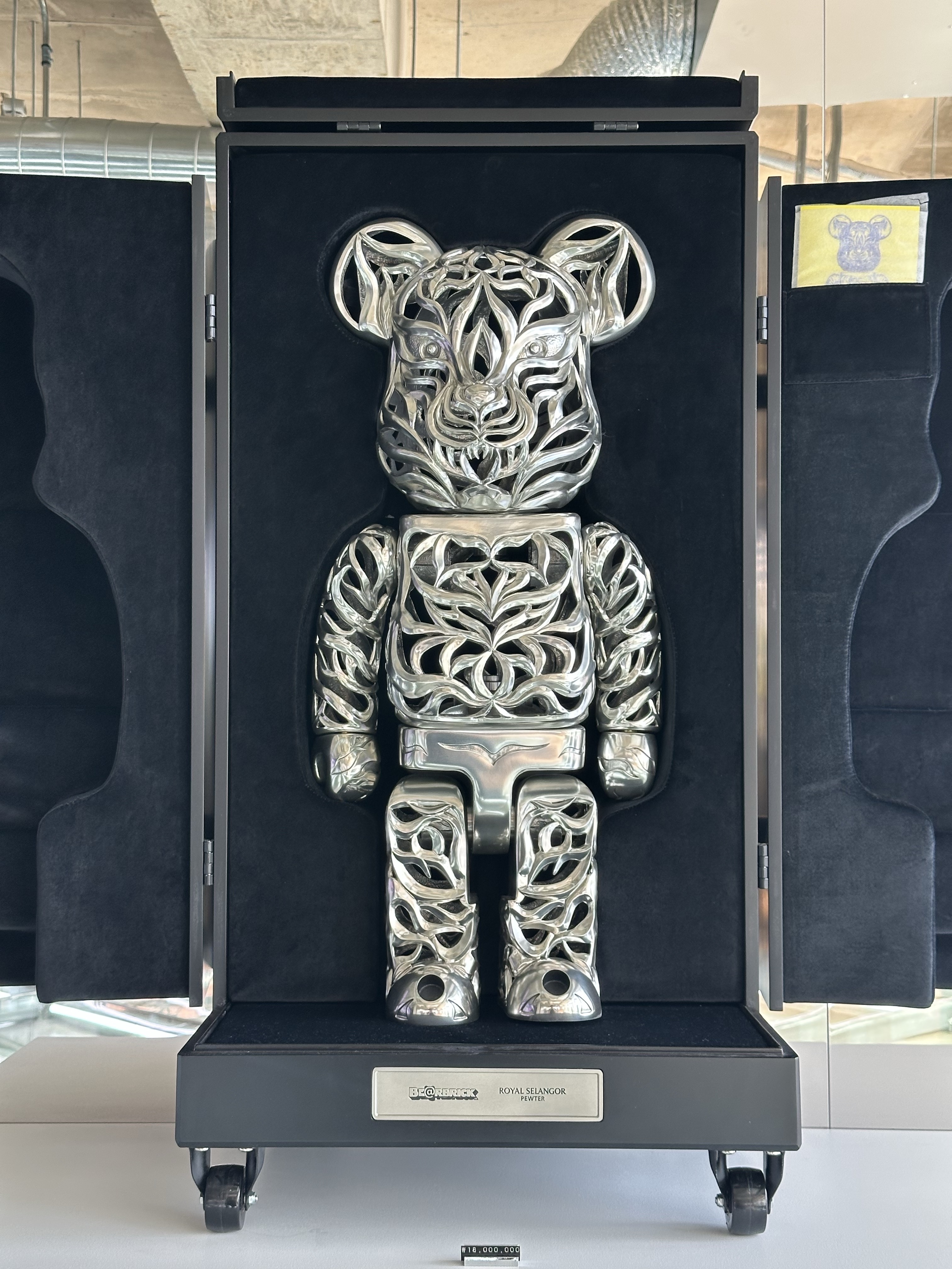 Bearbrick x MoMA Salvador Dali The Persistence of Memory 1000%, Bearbrick x MoMA Salvador Dali The Persistence of Memory 100% & 400% Set 착용 스타일 - 8