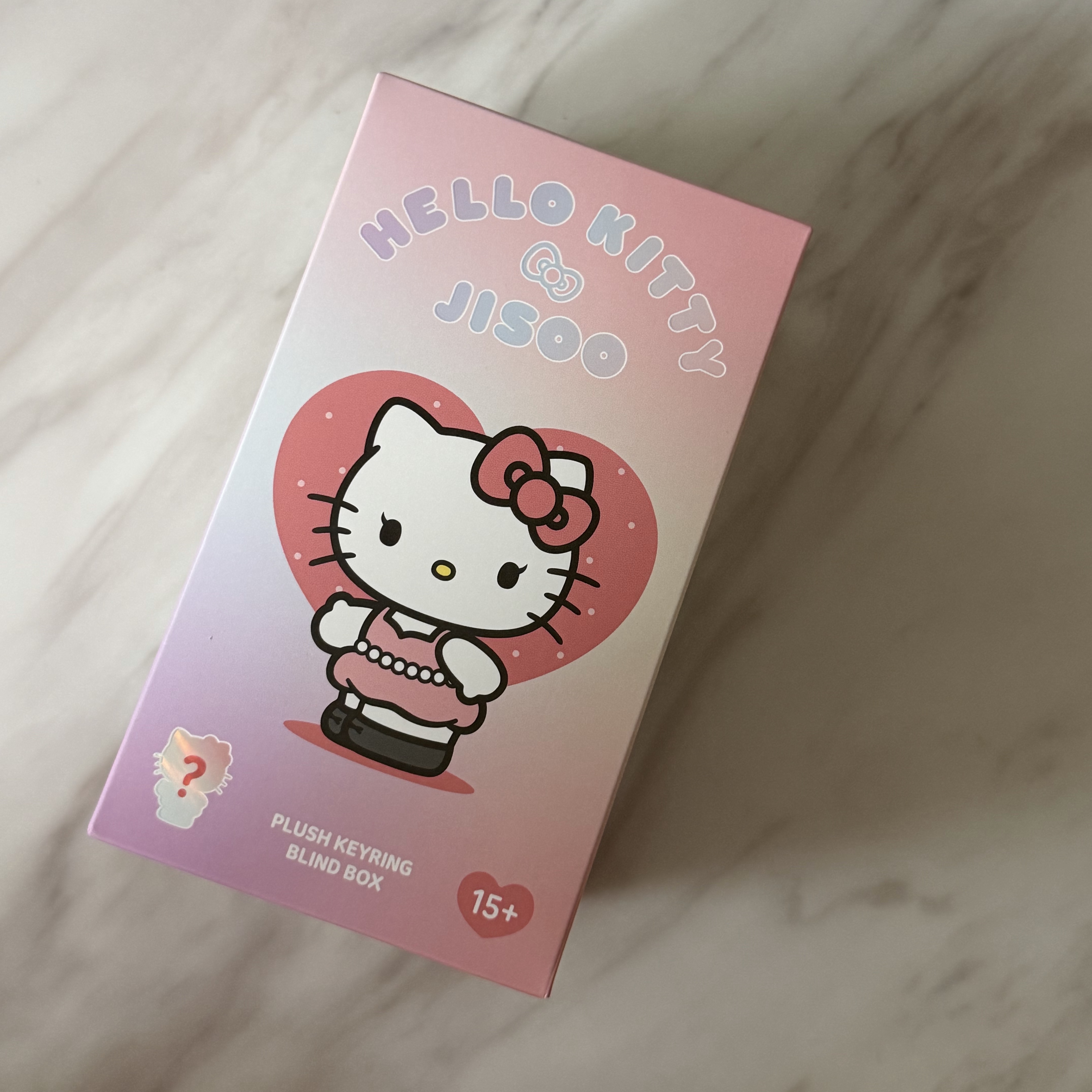 HELLO KITTY x JISOO Random Plush Keychain (1 Blind Box) 착용 스타일 - 1